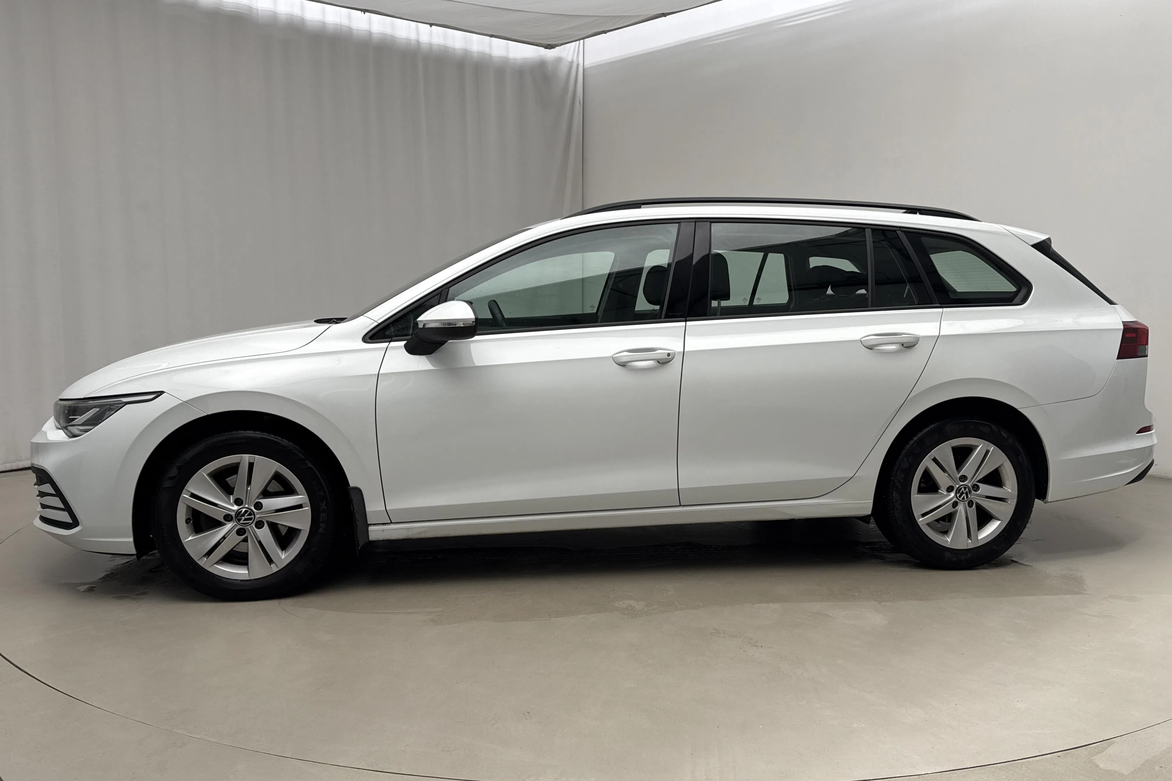 Presentationsfoto 2 av 19: VW Golf VIII 1.5 eTSI Sportscombi (130hk) - 6 017 mil - Automat - vit - 2023