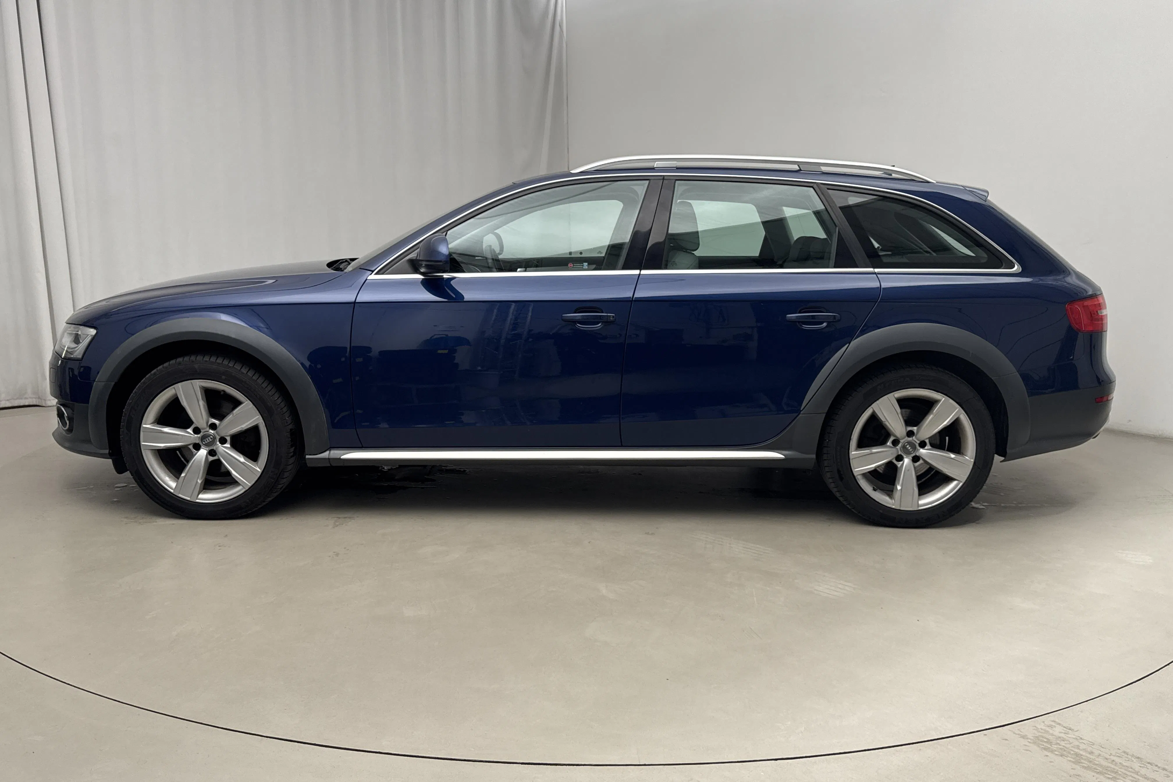 Presentationsfoto 2 av 17: Audi A4 Allroad 2.0 TDI clean diesel Avant quattro (190hk) - 24 934 mil - Automat - blå - 2016