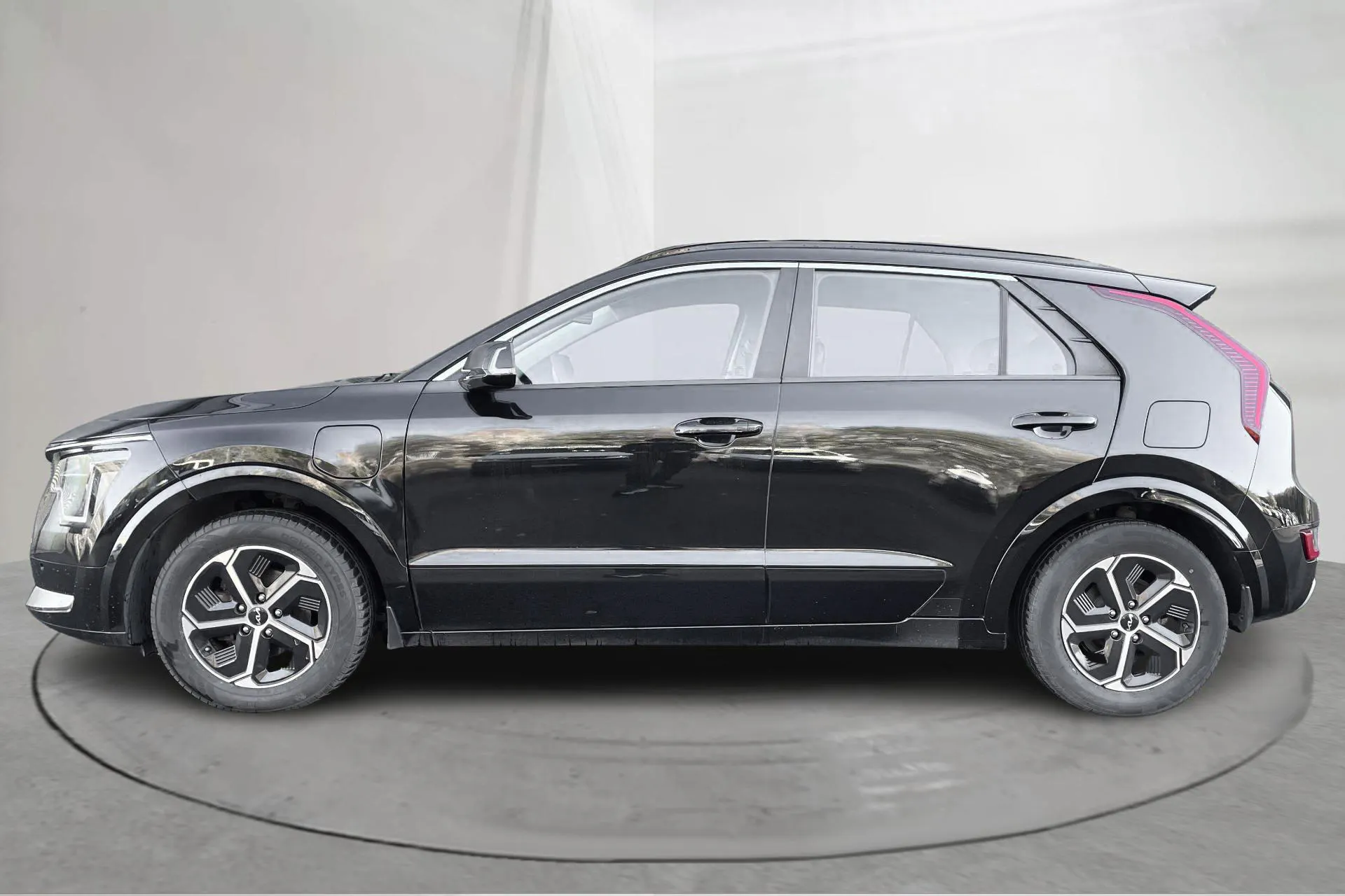 Presentationsfoto 2 av 19: KIA Niro Plug-in Hybrid (183hk) - 6 647 mil - Automat - svart - 2023