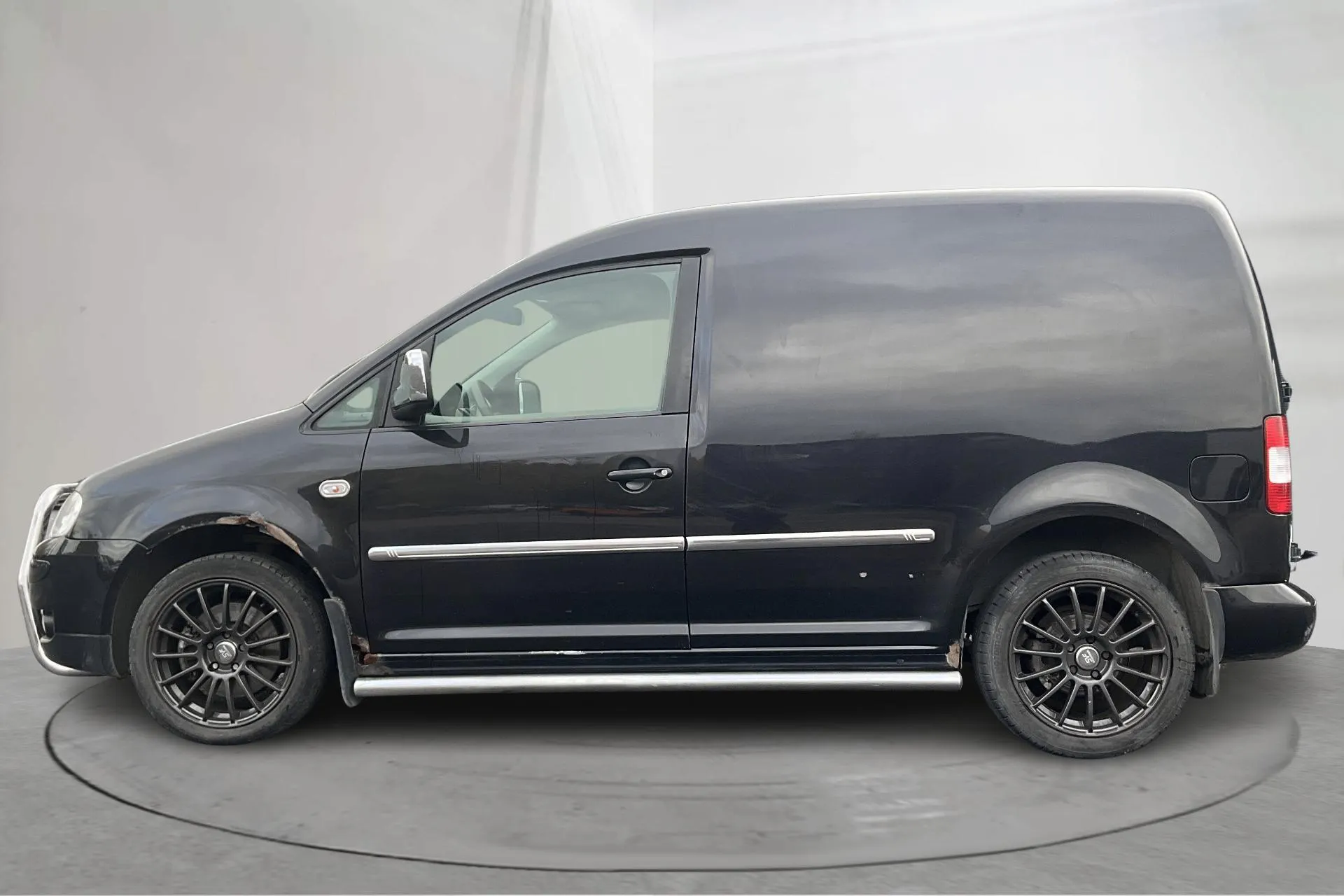 Presentationsfoto 2 av 12: VW Caddy 2.0 TDI Skåp (140hk) - 16 186 mil - Manuell - svart - 2008