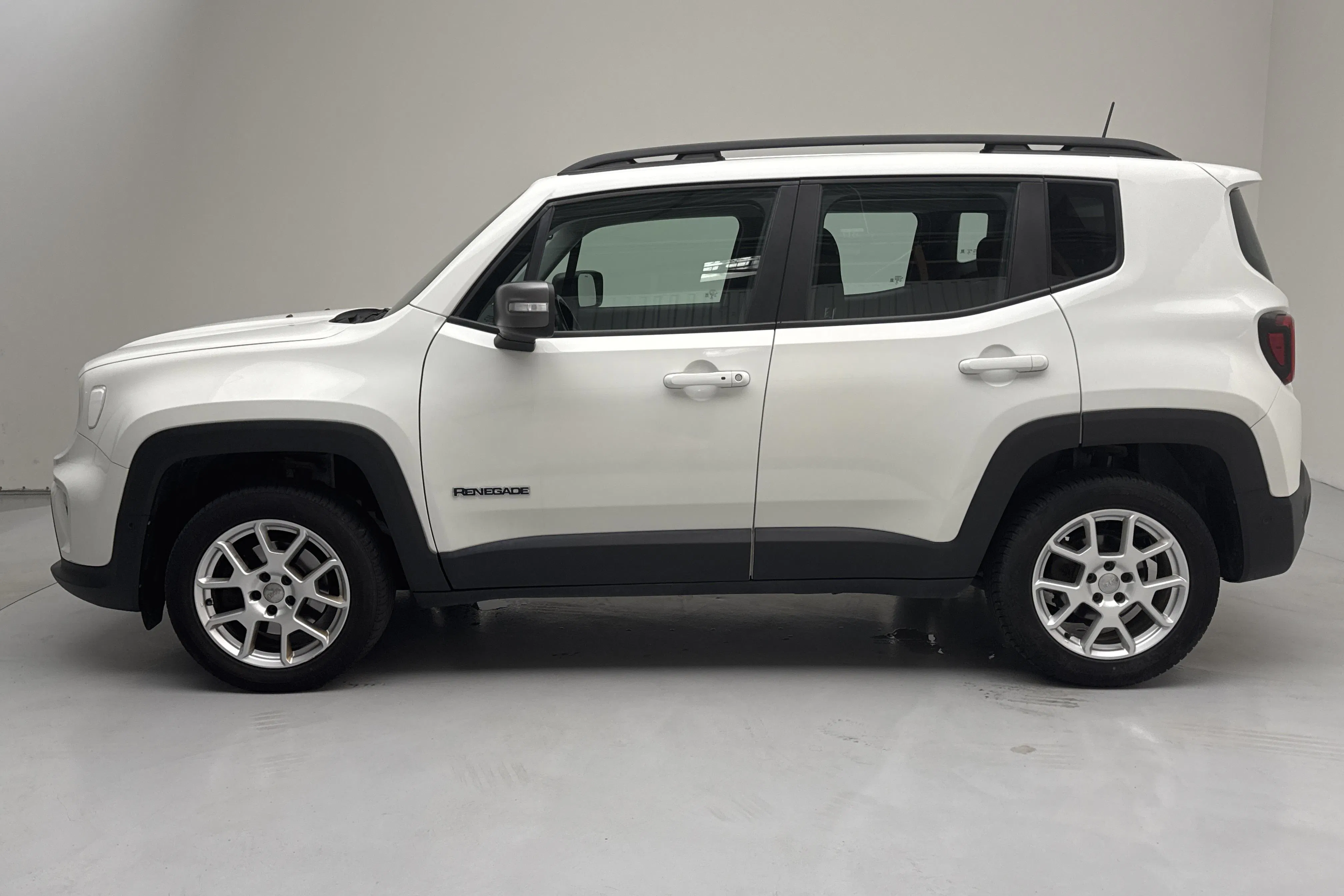Presentationsfoto 2 av 13: Jeep Renegade 1.3 GSE T4 4WD (180hk) - 9 399 mil - Automat - vit - 2020