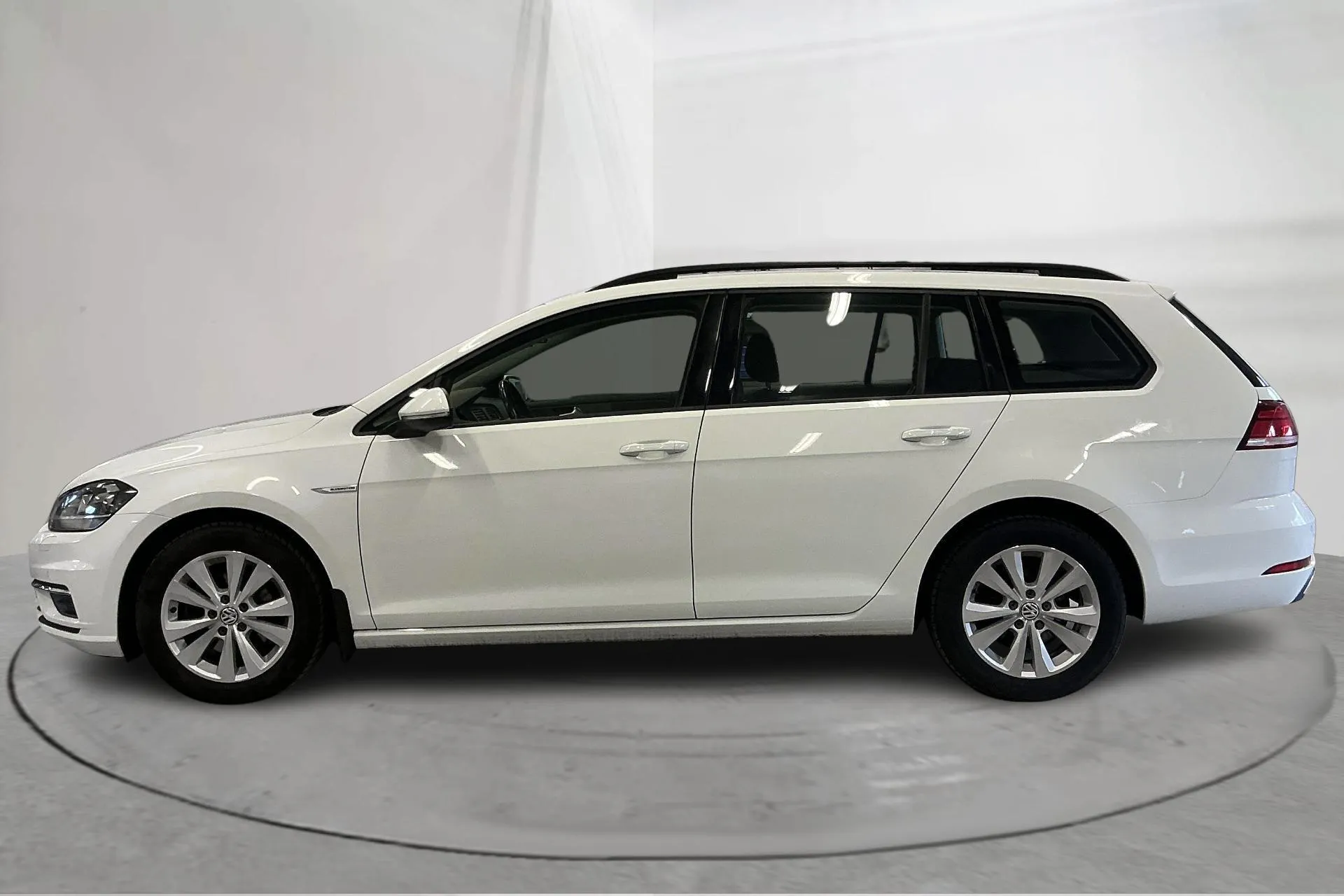 Presentationsfoto 2 av 13: VW Golf VII 1.5 TGI Sportscombi (130hk) - 9 154 mil - Automat - vit - 2020