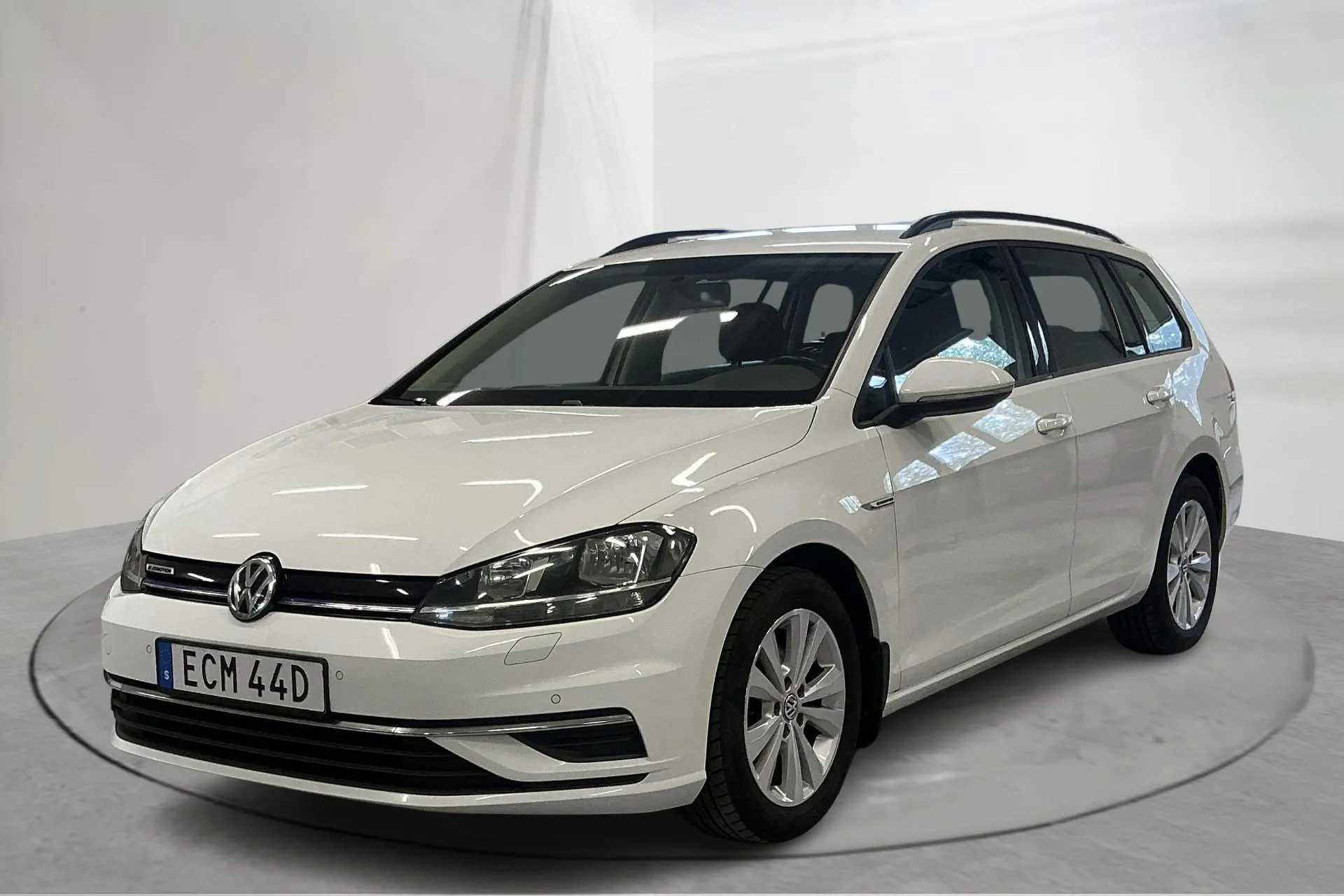Presentationsfoto 1 av 13: VW Golf VII 1.5 TGI Sportscombi (130hk) - 9 154 mil - Automat - vit - 2020