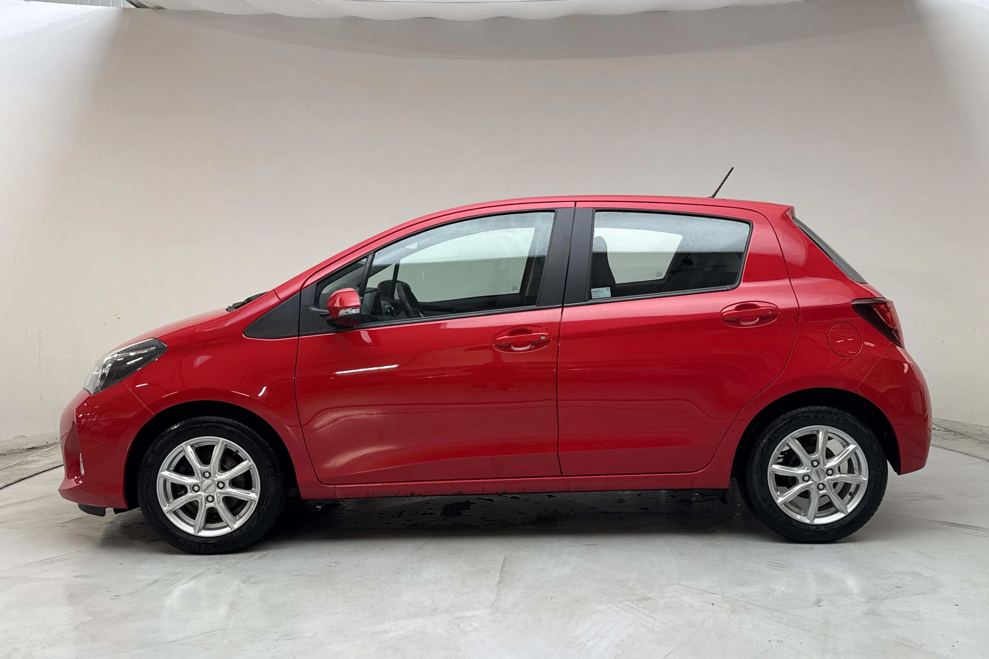 Presentationsfoto 2 av 13: Toyota Yaris 1.33 5dr (100hk) - 6 924 mil - Automat - röd - 2015