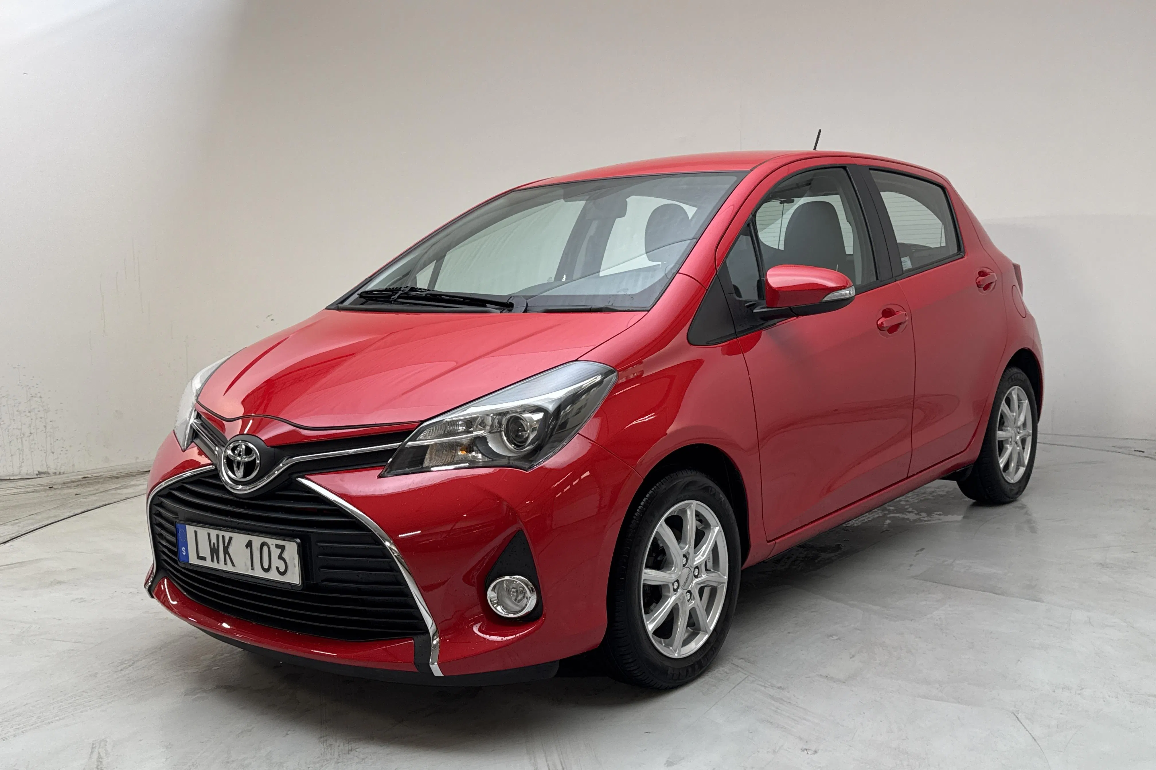 Presentationsfoto 1 av 13: Toyota Yaris 1.33 5dr (100hk) - 6 924 mil - Automat - röd - 2015