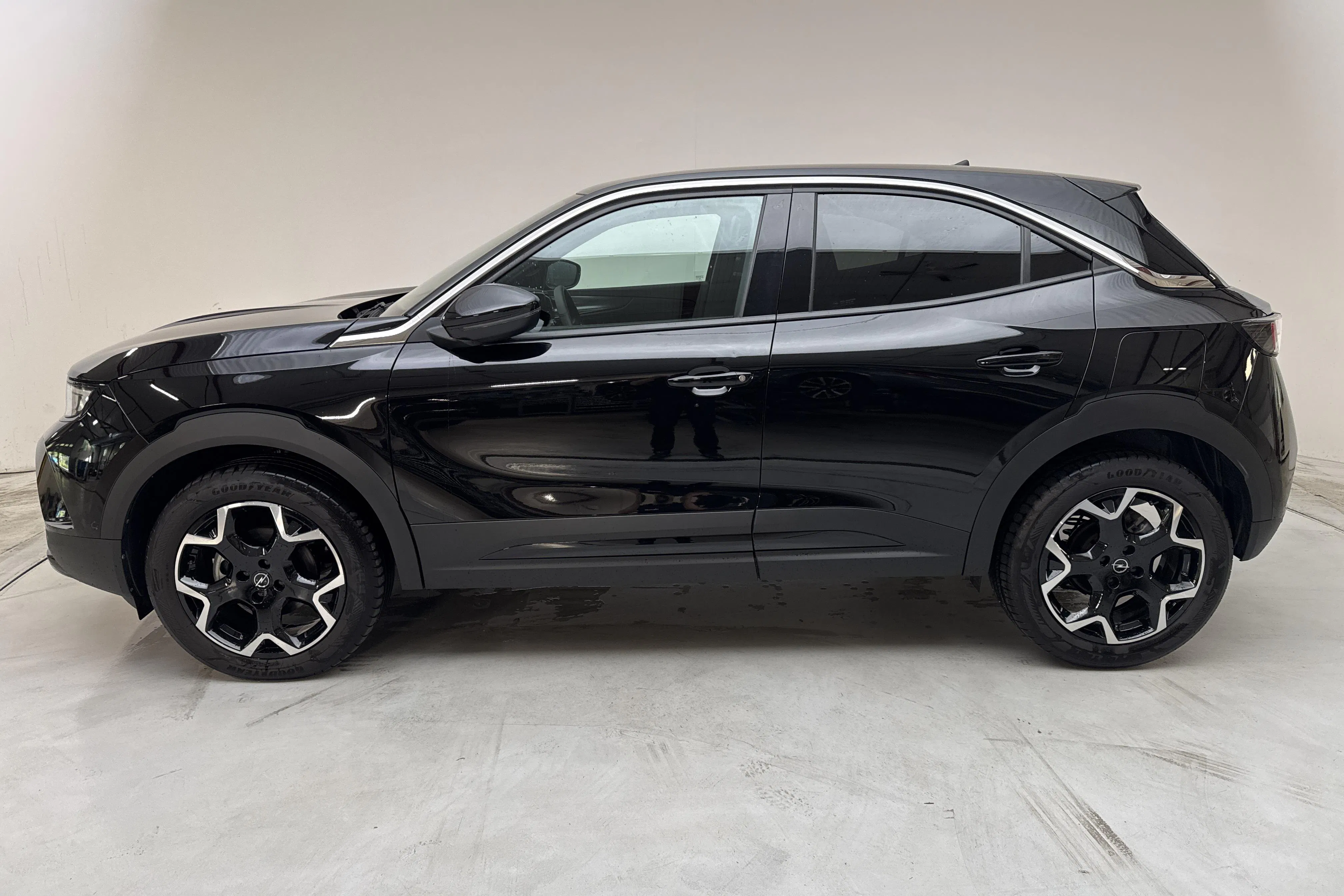 Presentationsfoto 2 av 13: Opel Mokka P130 (130hk) - 422 mil - Automat - svart - 2024