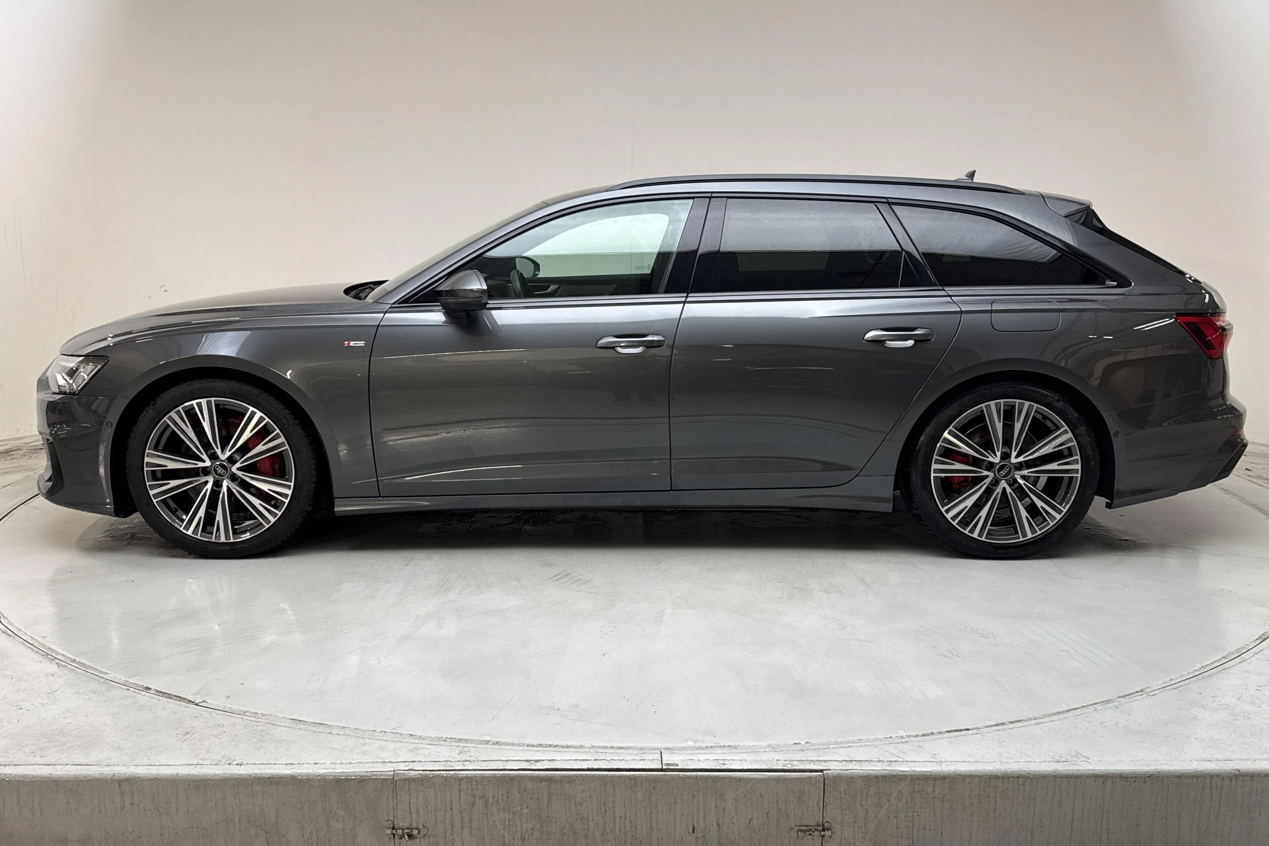 Presentationsfoto 2 av 22: Audi A6 Avant 55 TFSI e quattro (367hk) - 8 417 mil - Automat - grå - 2024