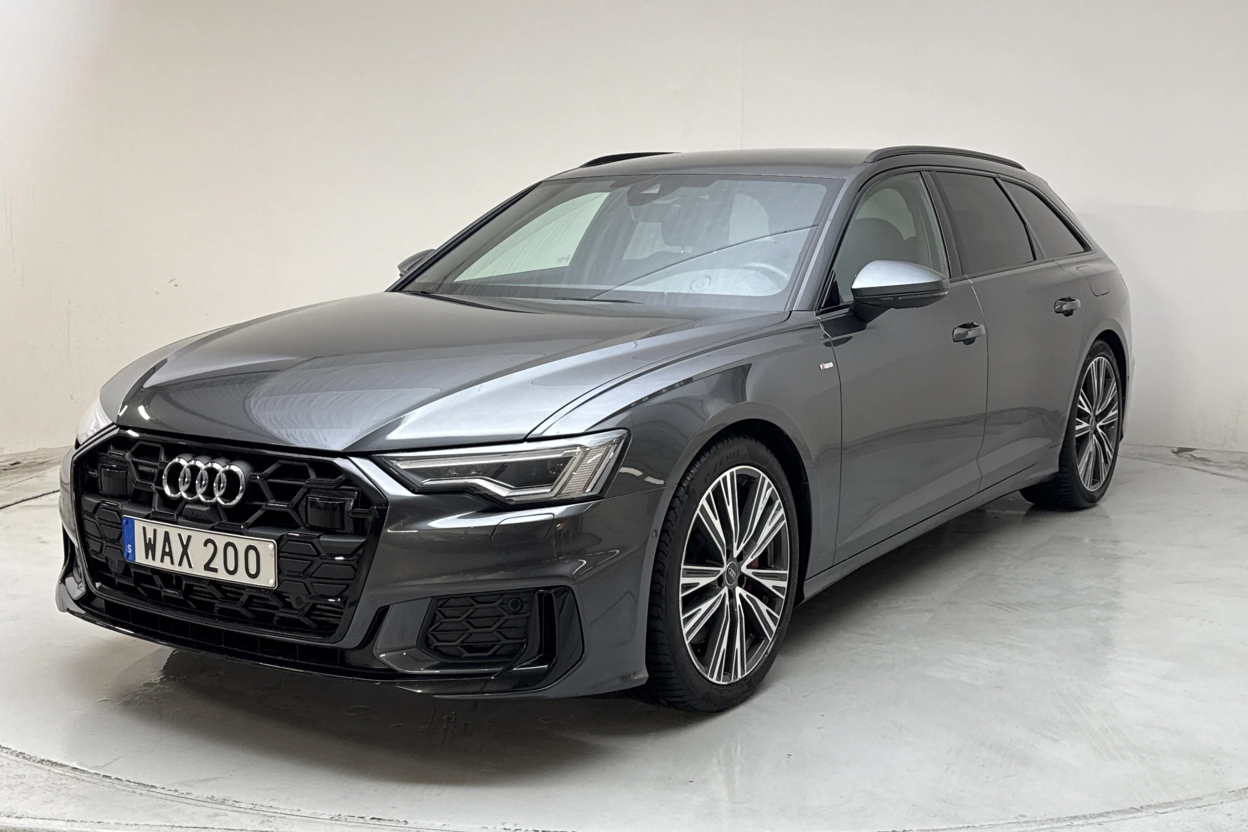 Presentationsfoto 1 av 22: Audi A6 Avant 55 TFSI e quattro (367hk) - 8 417 mil - Automat - grå - 2024