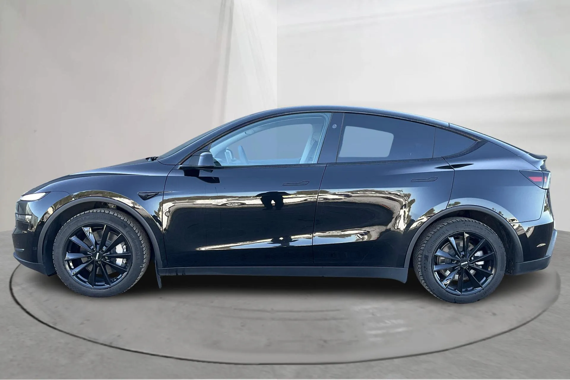 Presentation photo 2 of 24: Tesla Model Y Long Range Dual Motor AWD - 61 740 km - Automatic - black - 2026