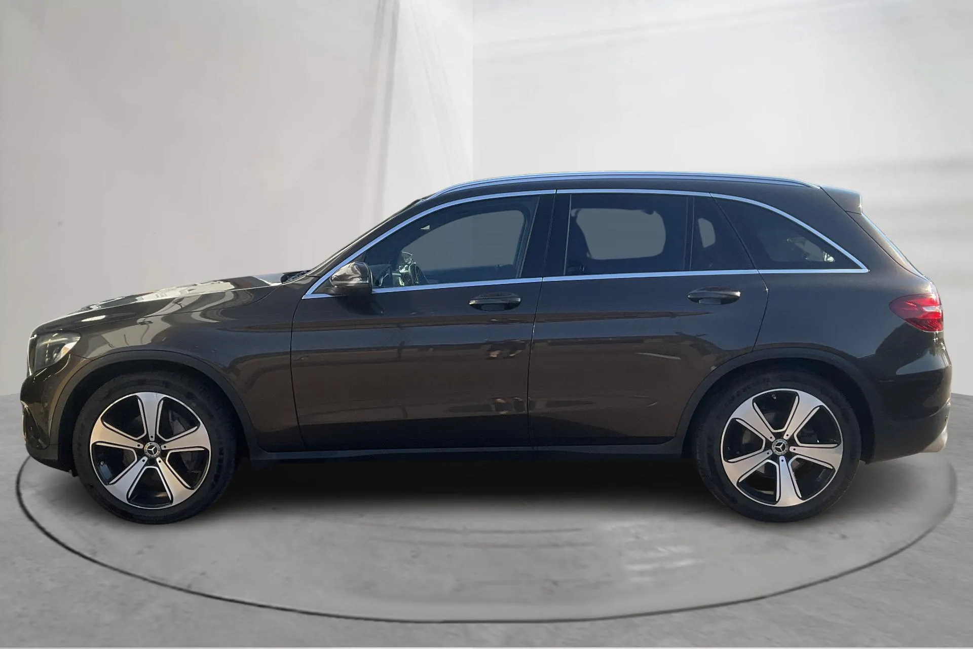 Presentationsfoto 2 av 19: Mercedes GLC 220 d 4MATIC X253 (170hk) - 17 767 mil - Automat - Mörkbrun - 2016