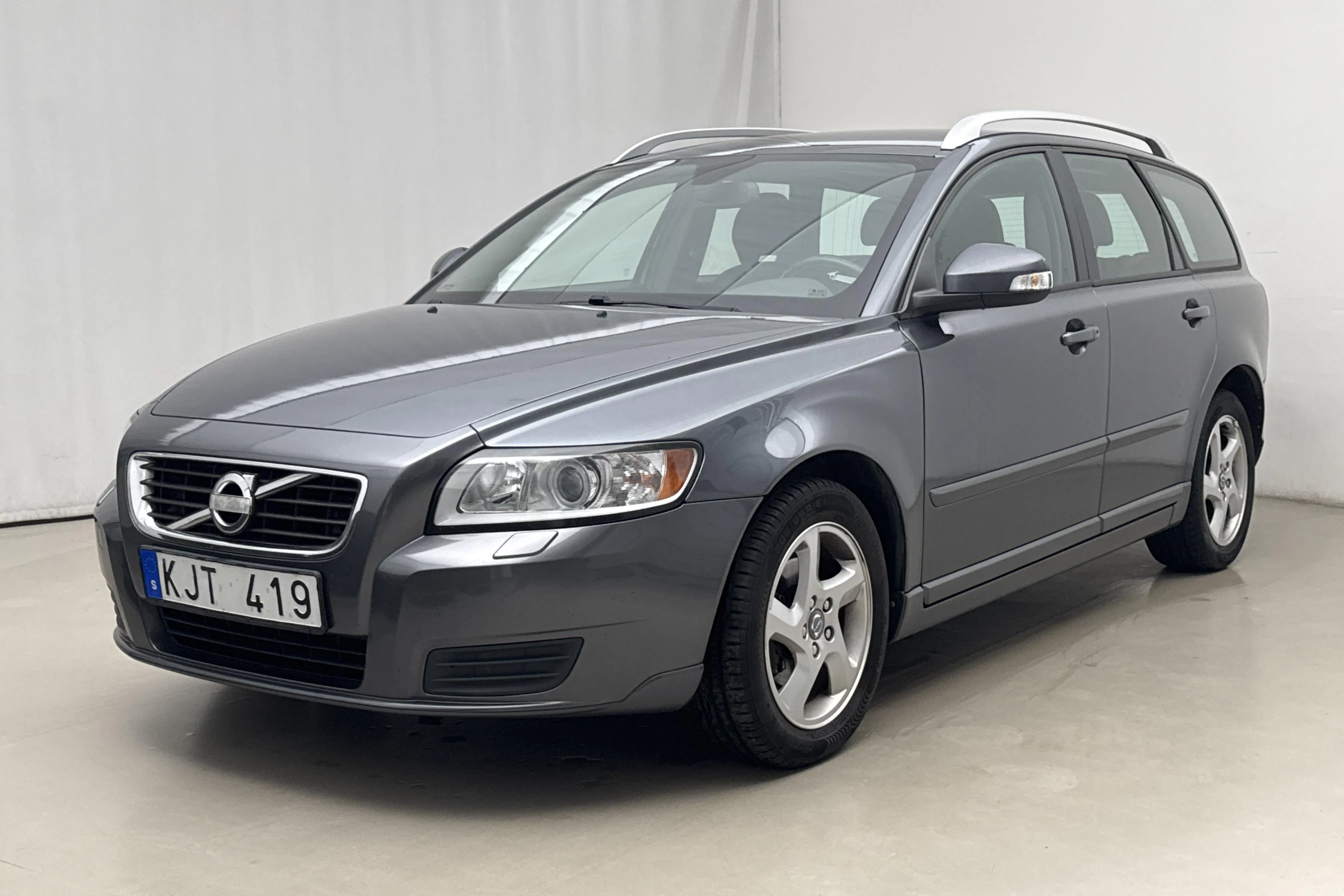 Presentationsfoto 1 av 15: Volvo V50 2.0 (145hk) - 13 604 mil - Manuell - grå - 2012
