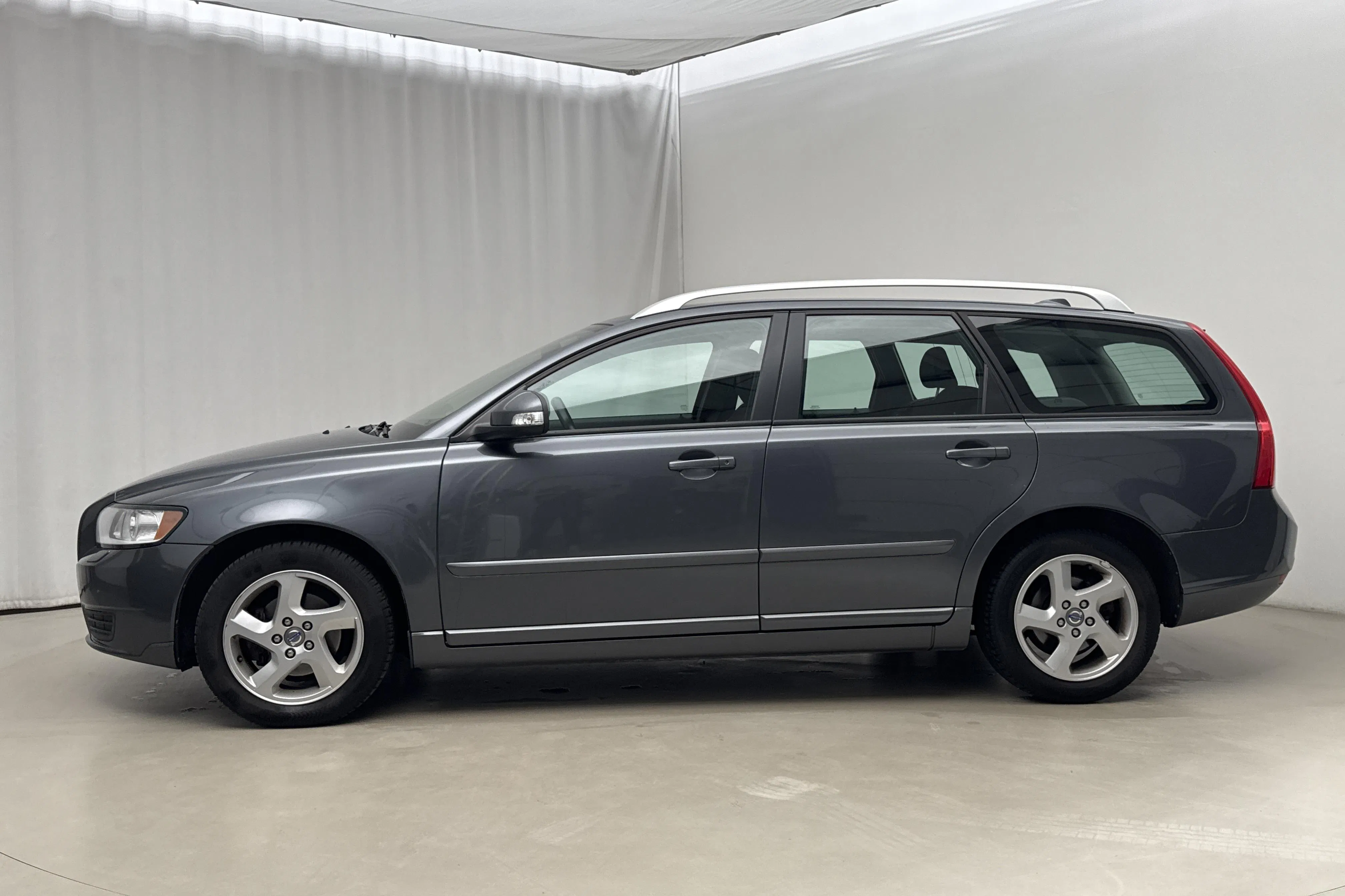 Presentationsfoto 2 av 15: Volvo V50 2.0 (145hk) - 13 604 mil - Manuell - grå - 2012
