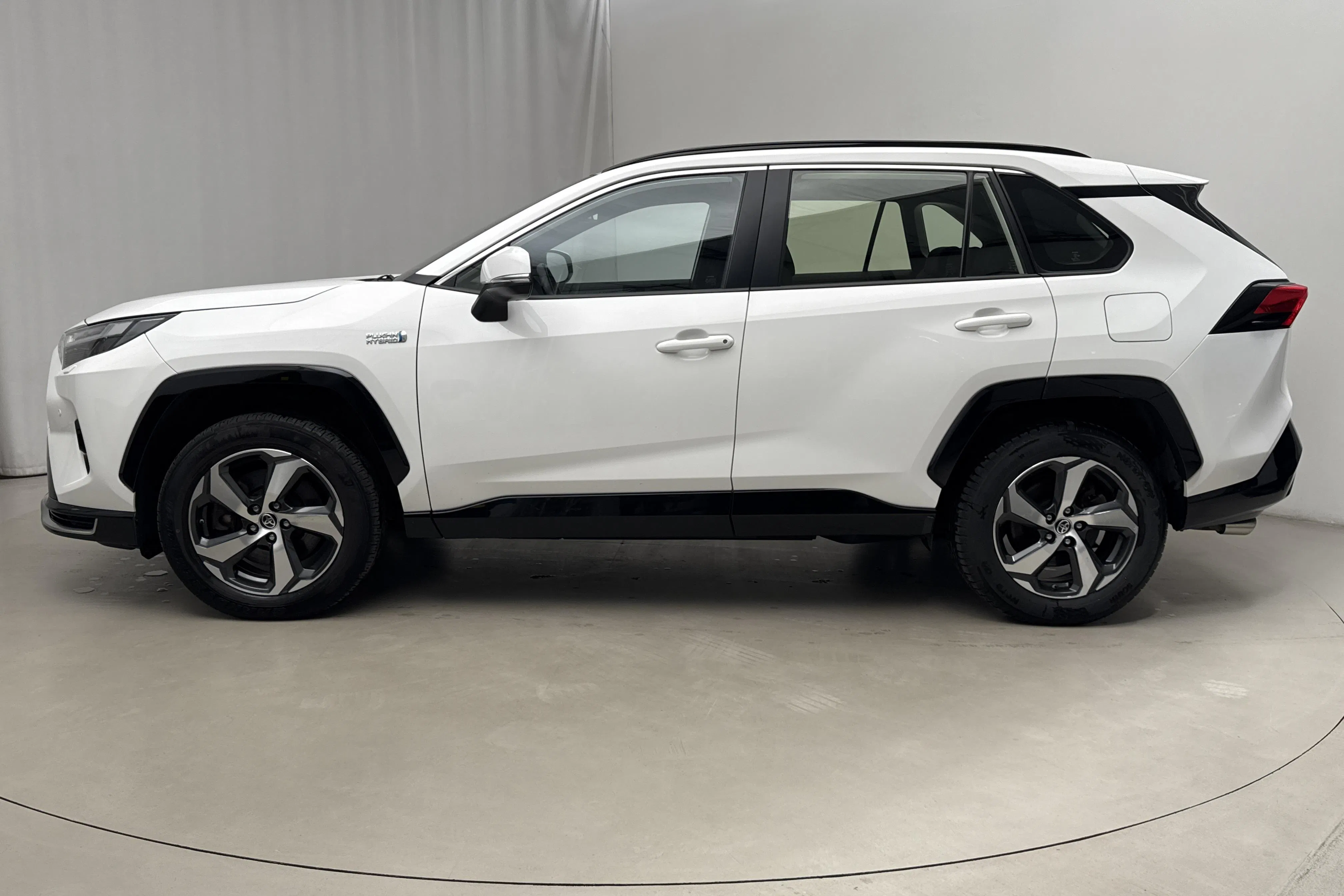 Presentationsfoto 2 av 18: Toyota RAV4 2.5 Plug-in Hybrid AWDi (306hk) - 8 045 mil - Automat - vit - 2023