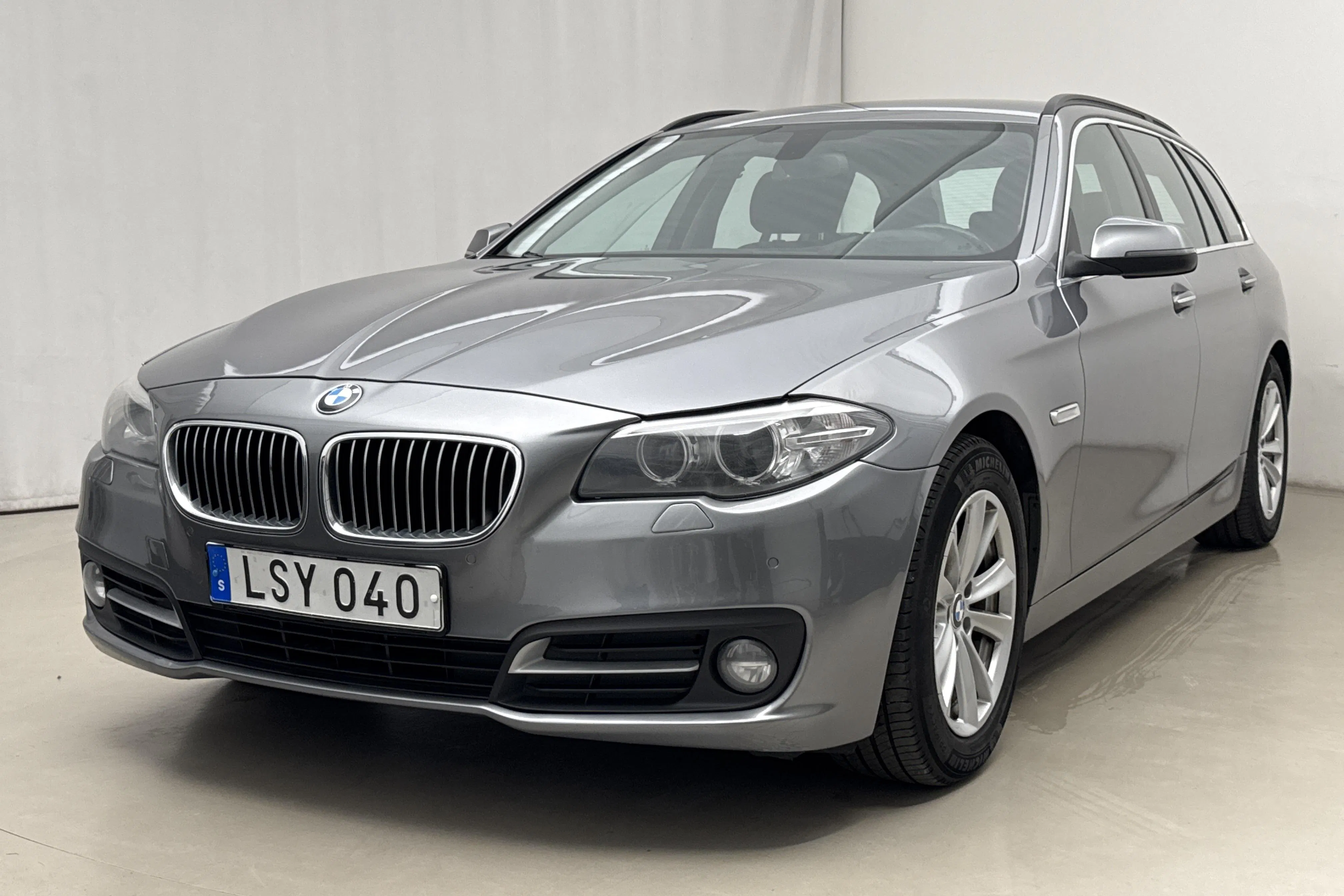 Presentationsfoto 1 av 17: BMW 520d xDrive Touring, F11 (190hk) - 18 418 mil - Automat - grå - 2015