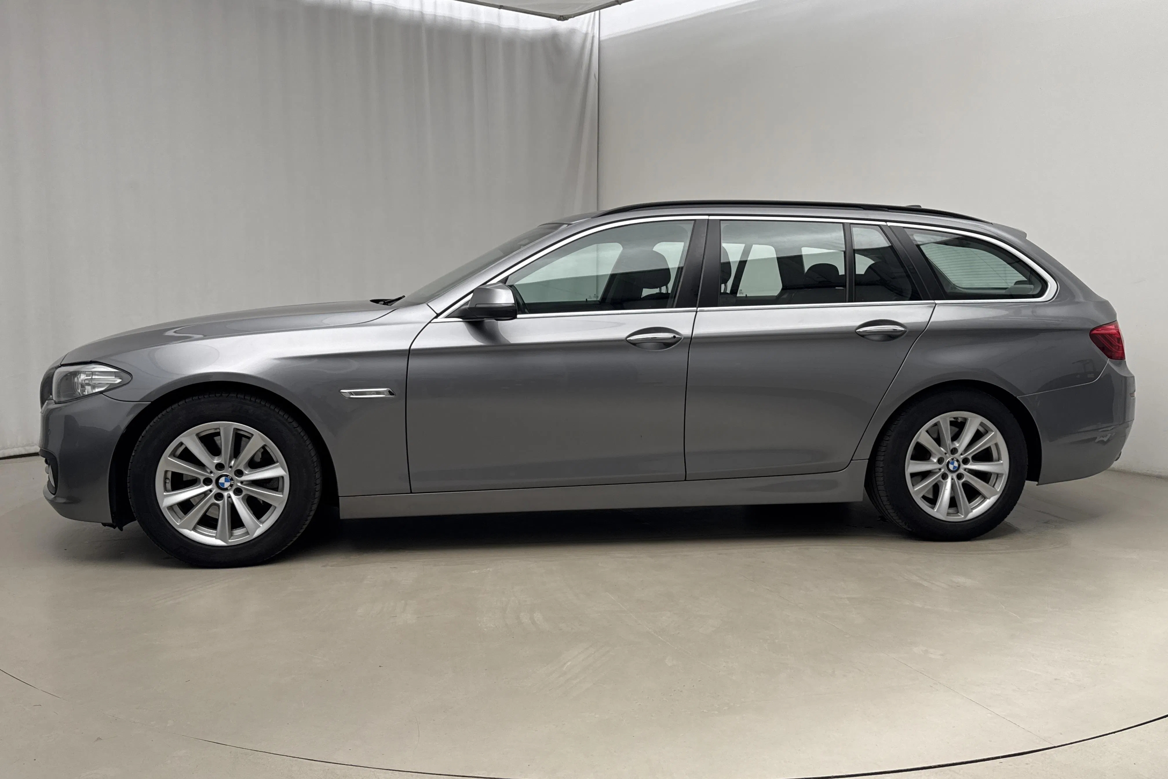 Presentationsfoto 2 av 17: BMW 520d xDrive Touring, F11 (190hk) - 18 418 mil - Automat - grå - 2015