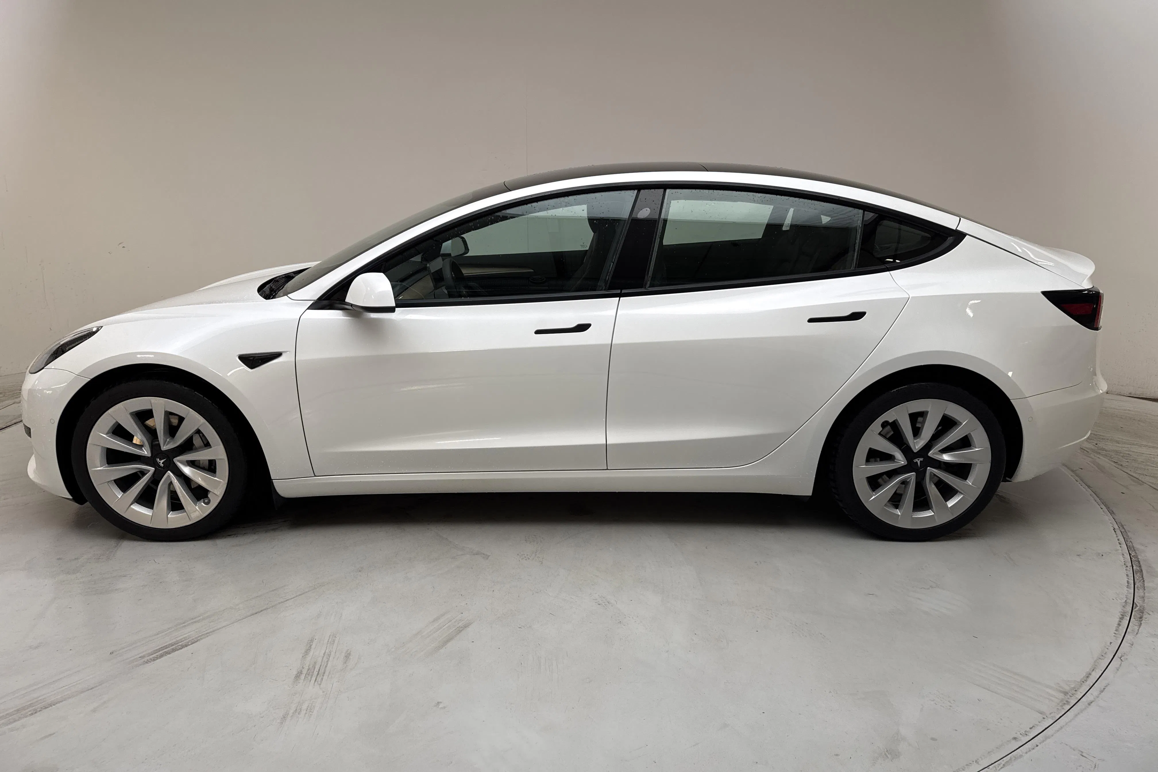 Presentation photo 2 of 18: Tesla Model 3 Standard Range RWD - 58 980 km - Automatic - white - 2022