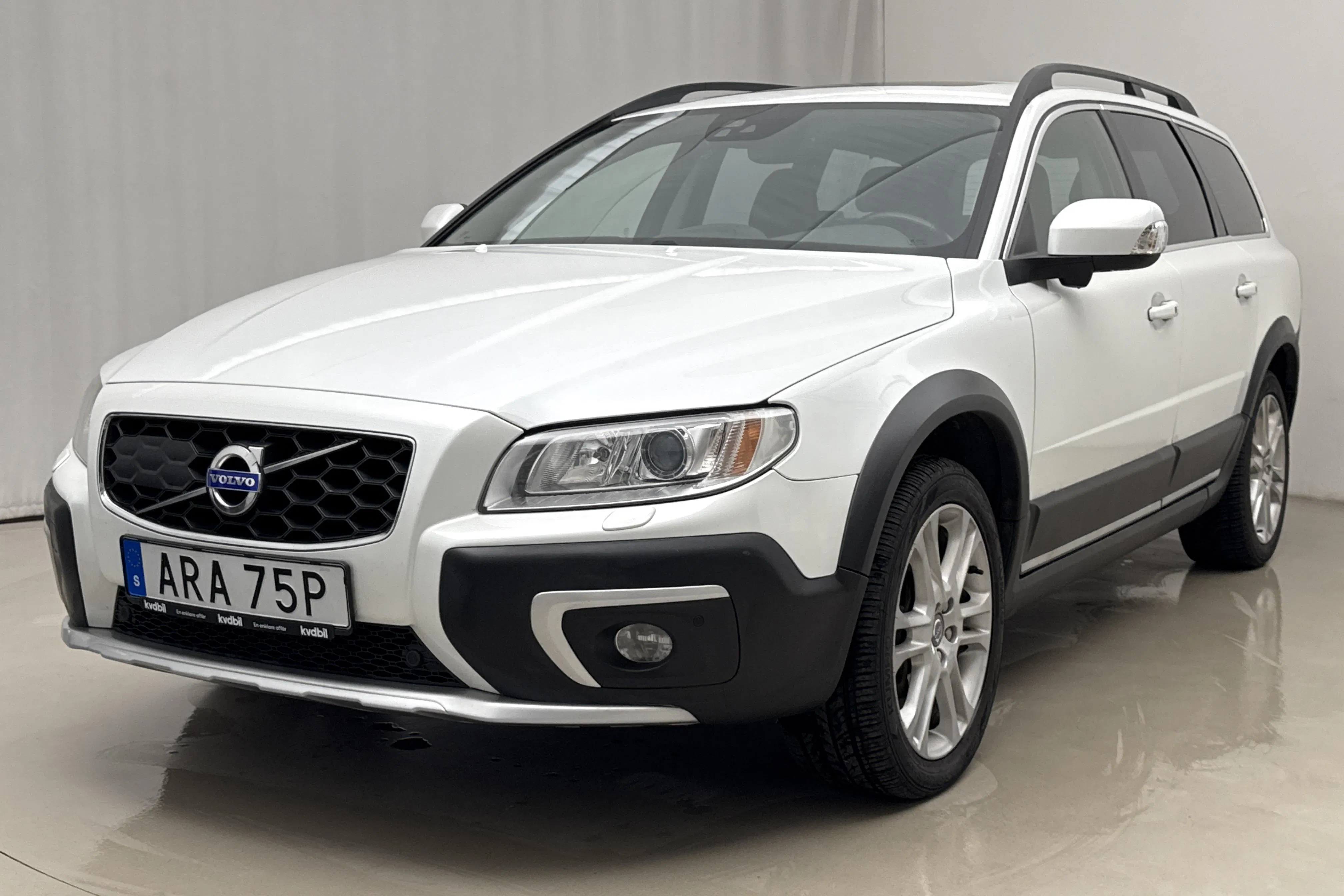Presentationsfoto 1 av 20: Volvo XC70 D5 AWD (220hk) - 7 788 mil - Automat - vit - 2016