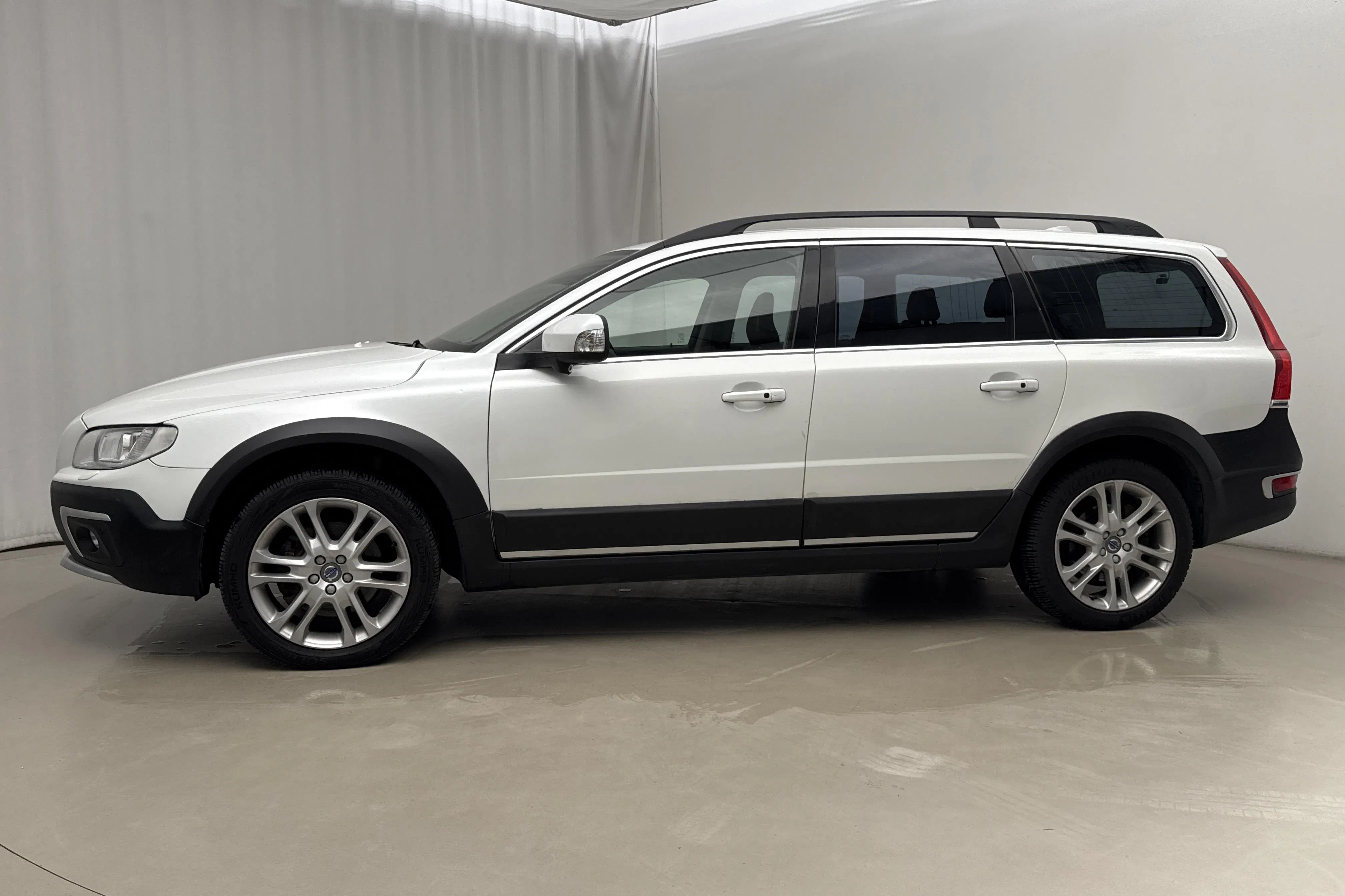 Presentationsfoto 2 av 20: Volvo XC70 D5 AWD (220hk) - 7 788 mil - Automat - vit - 2016