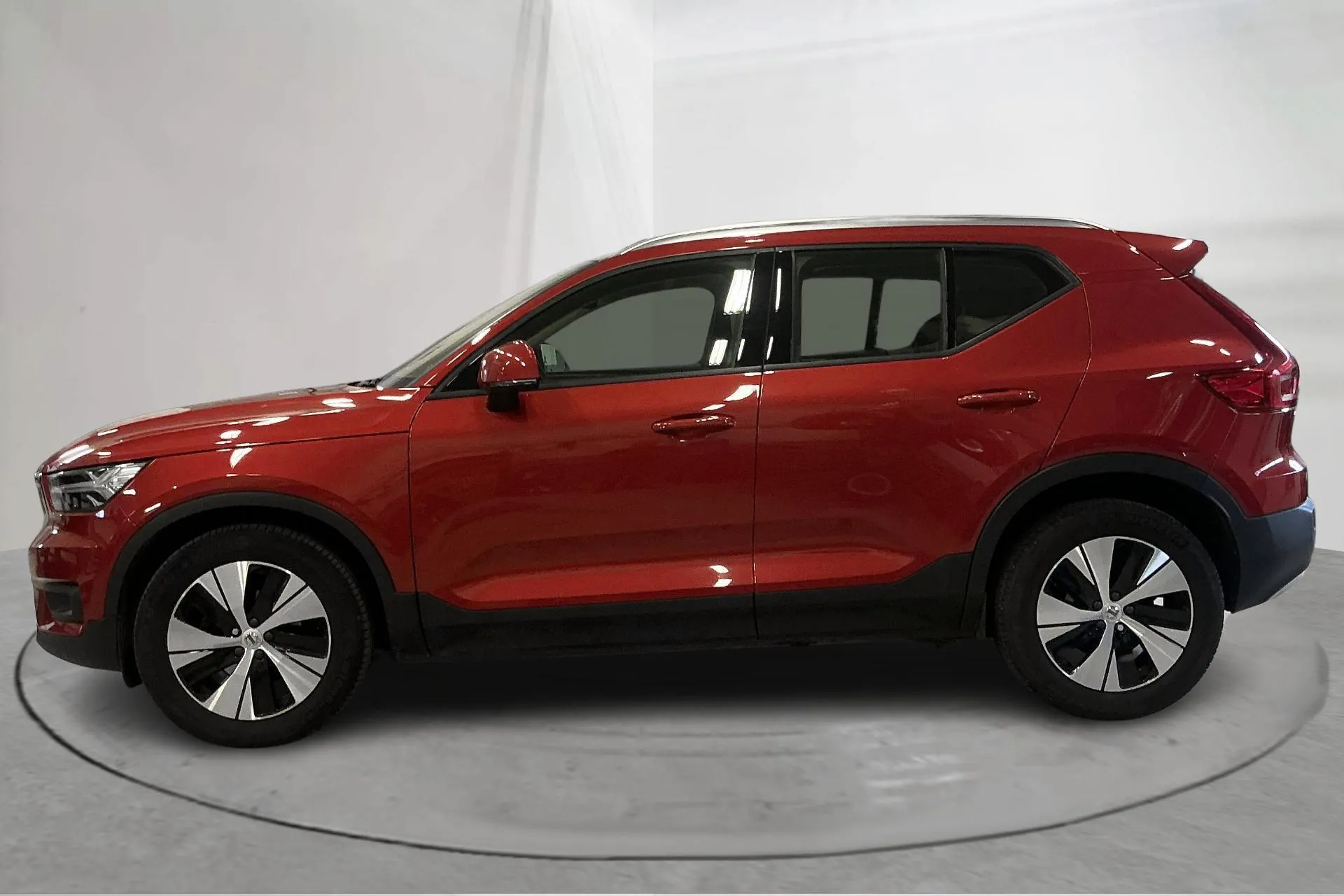Presentationsfoto 2 av 17: Volvo XC40 D3 FWD (150hk) - 21 888 mil - Automat - röd - 2020