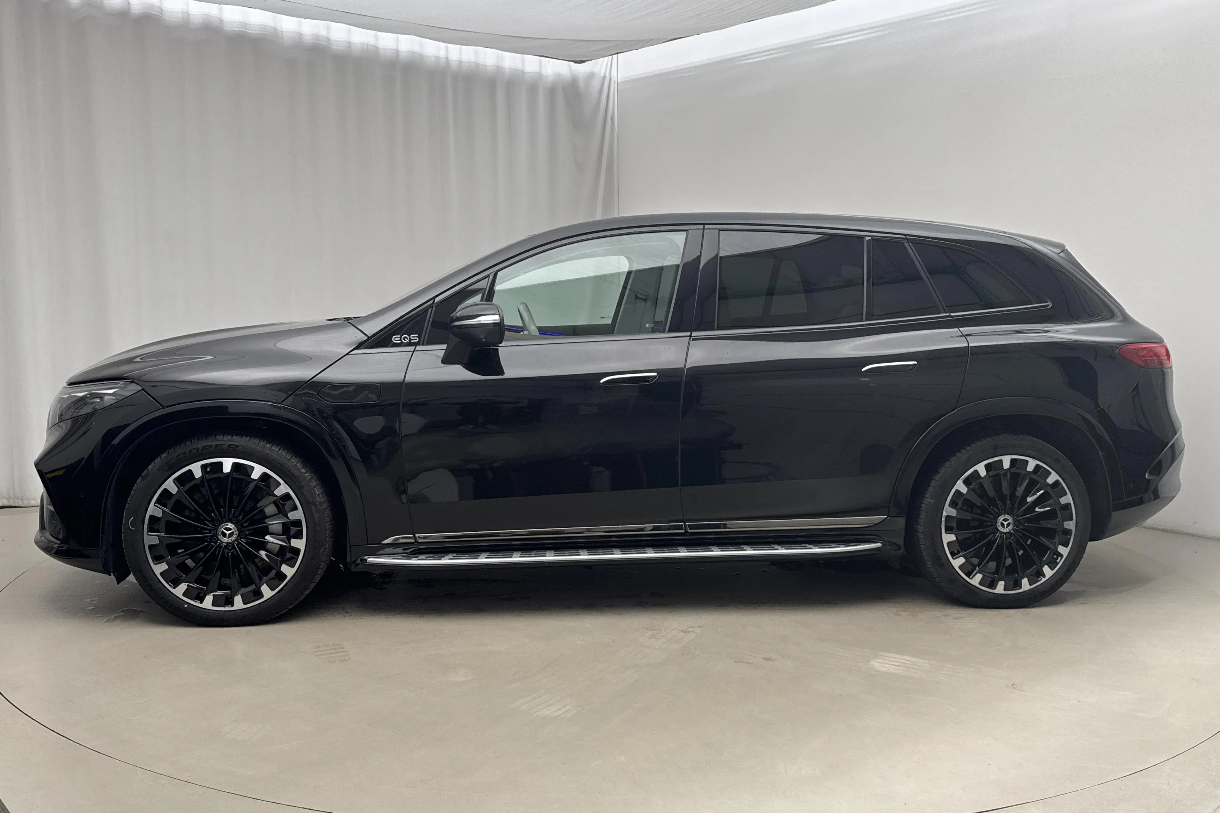 Presentationsfoto 2 av 24: Mercedes EQS SUV 450 4Matic V297 (360hk) - 5 377 mil - Automat - svart - 2023