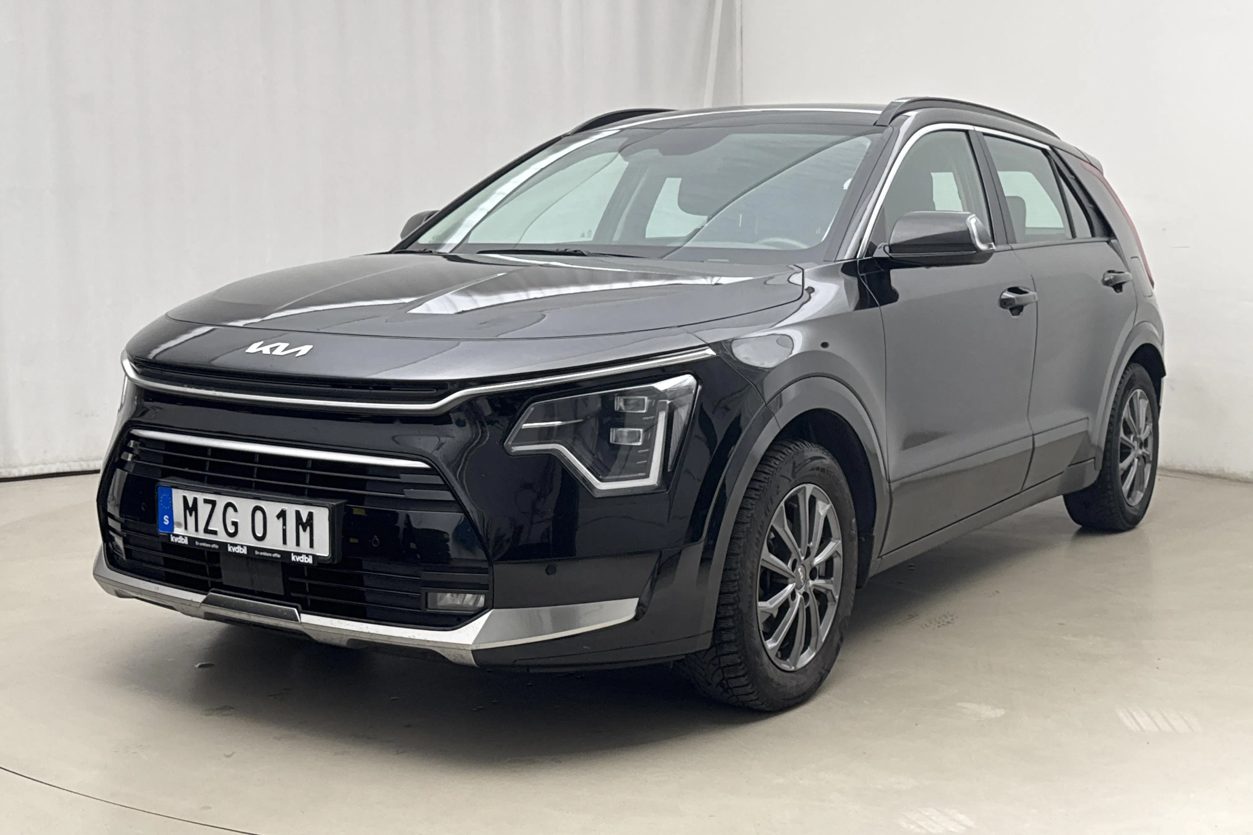 Presentationsfoto 1 av 18: KIA Niro Hybrid (141hk) - 8 430 mil - Automat - svart - 2024