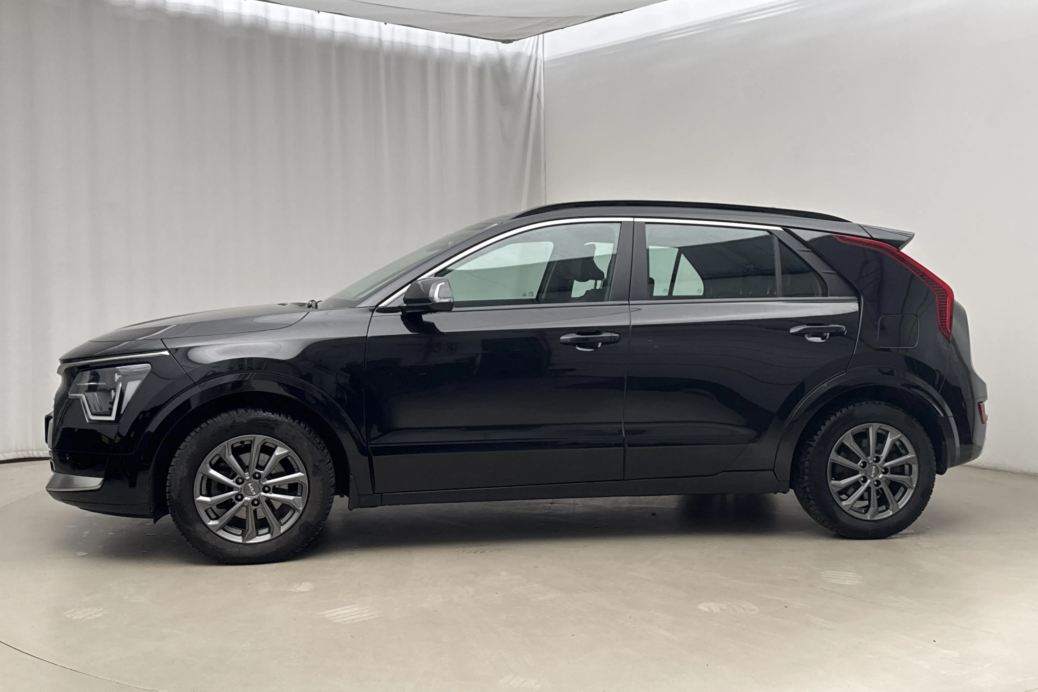 Presentationsfoto 2 av 18: KIA Niro Hybrid (141hk) - 8 430 mil - Automat - svart - 2024