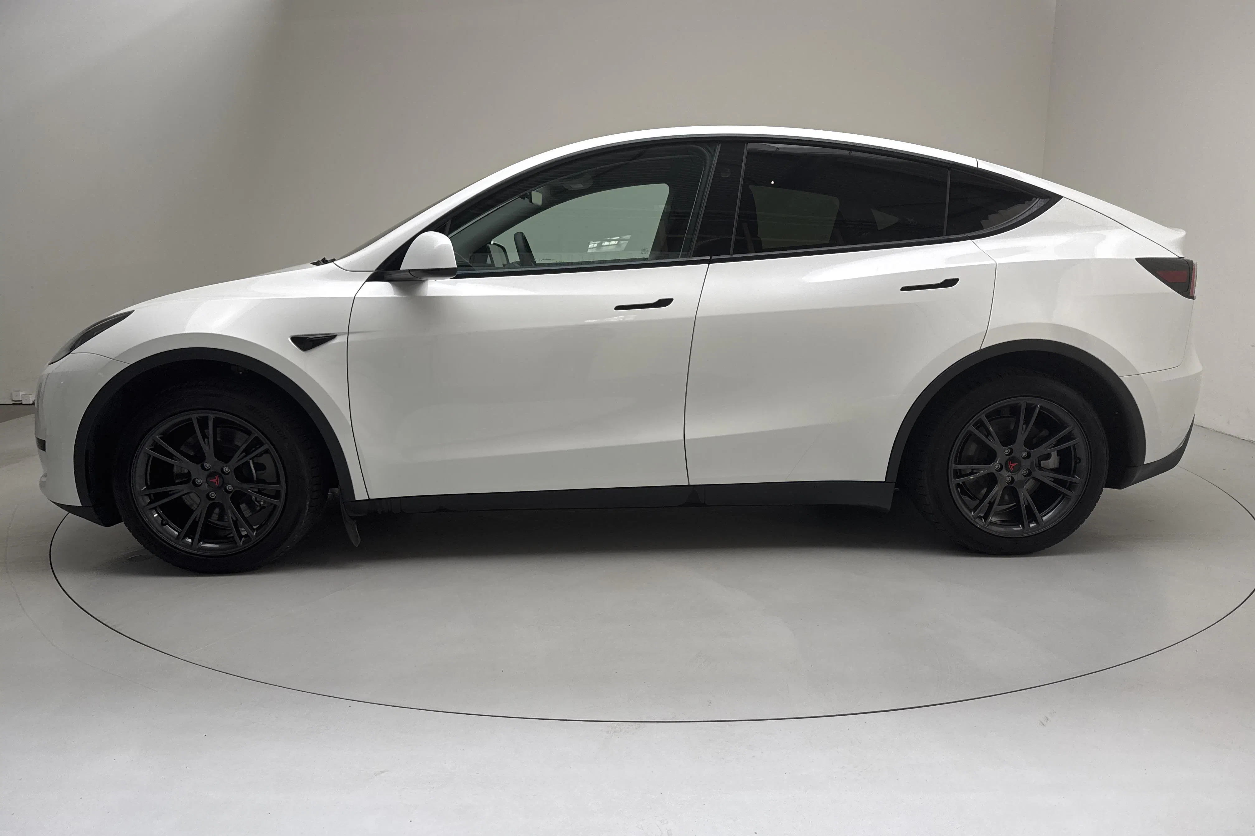 Presentationsfoto 2 av 19: Tesla Model Y Long Range RWD - 10 116 mil - Automat - vit - 2025
