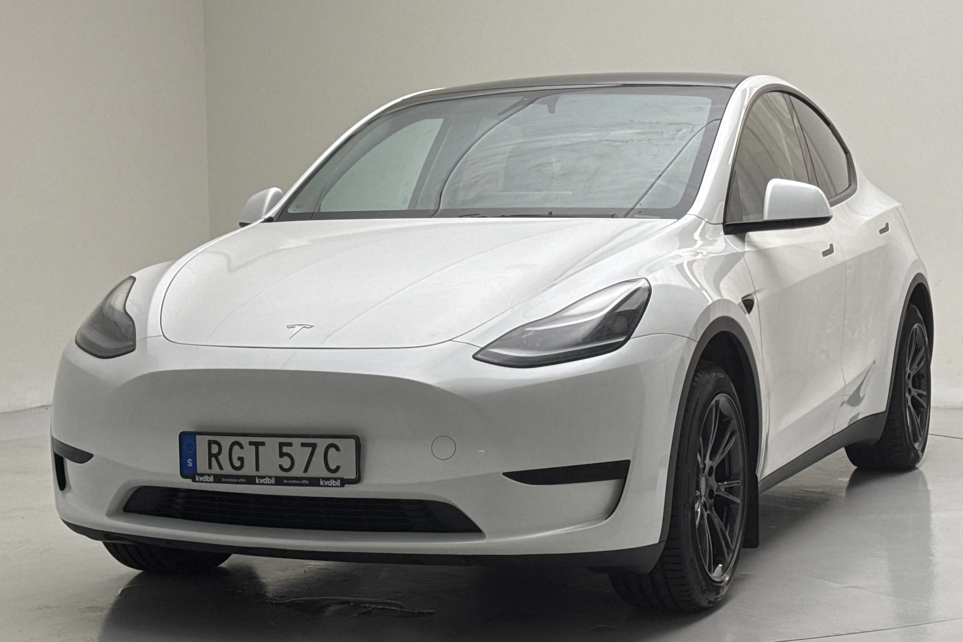 Presentationsfoto 1 av 19: Tesla Model Y Long Range RWD - 10 116 mil - Automat - vit - 2025