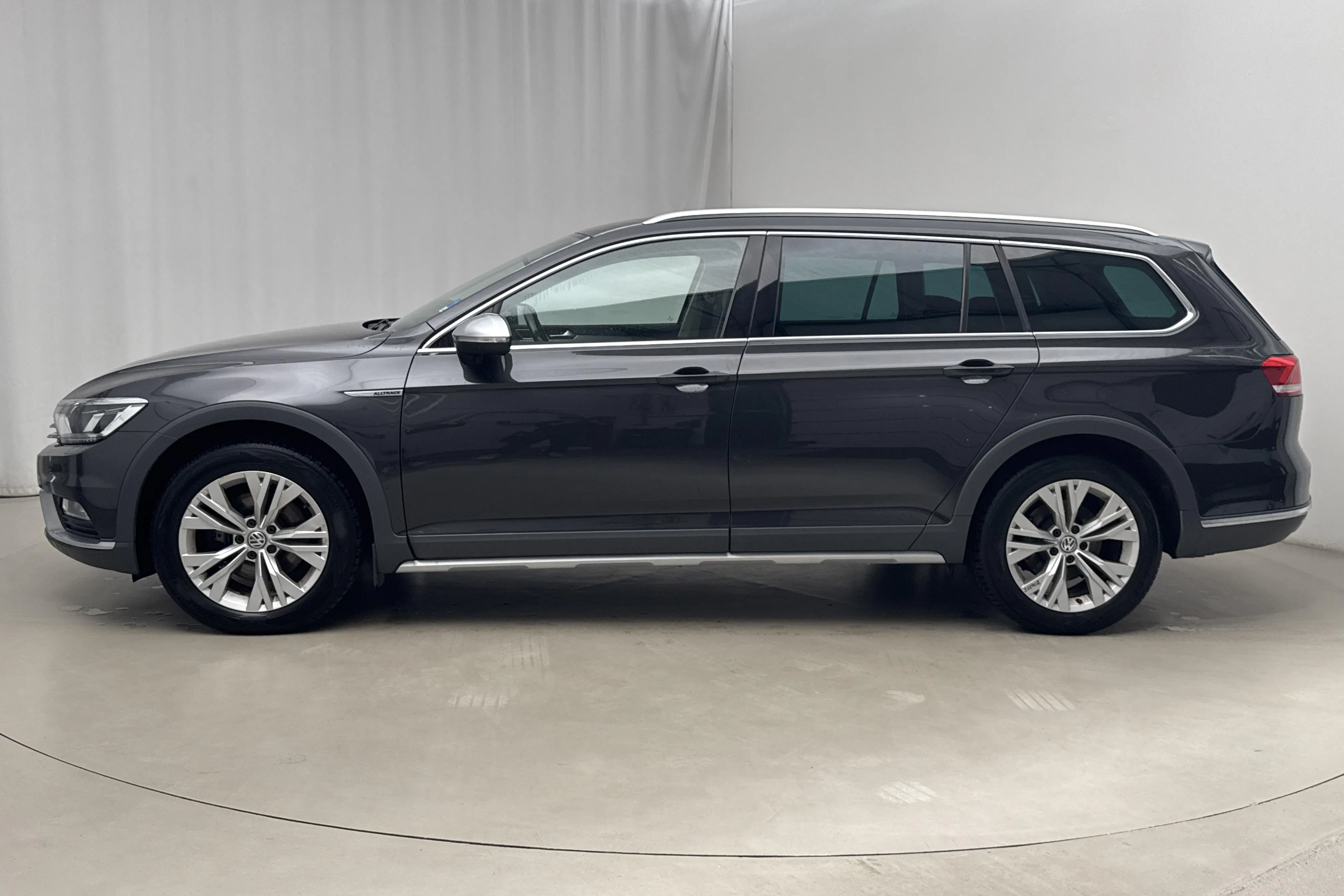 Presentation photo 2 of 17: VW Passat Alltrack 2.0 TDI 4MOTION (190hk) - 222 060 km - Automatic - dark grey - 2018