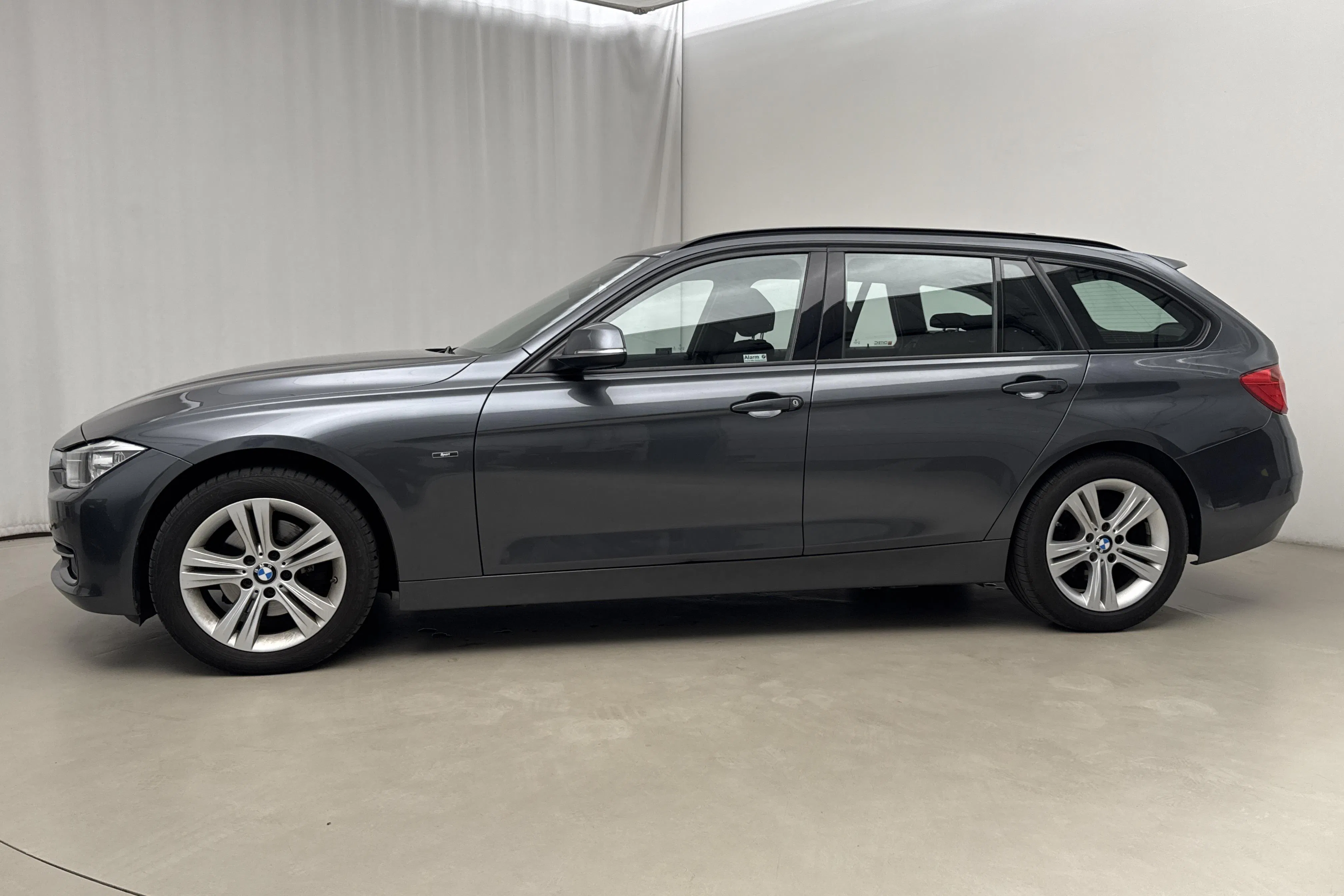 Presentationsfoto 2 av 18: BMW 320d xDrive Touring, F31 (184hk) - 12 132 mil - Automat - grå - 2015