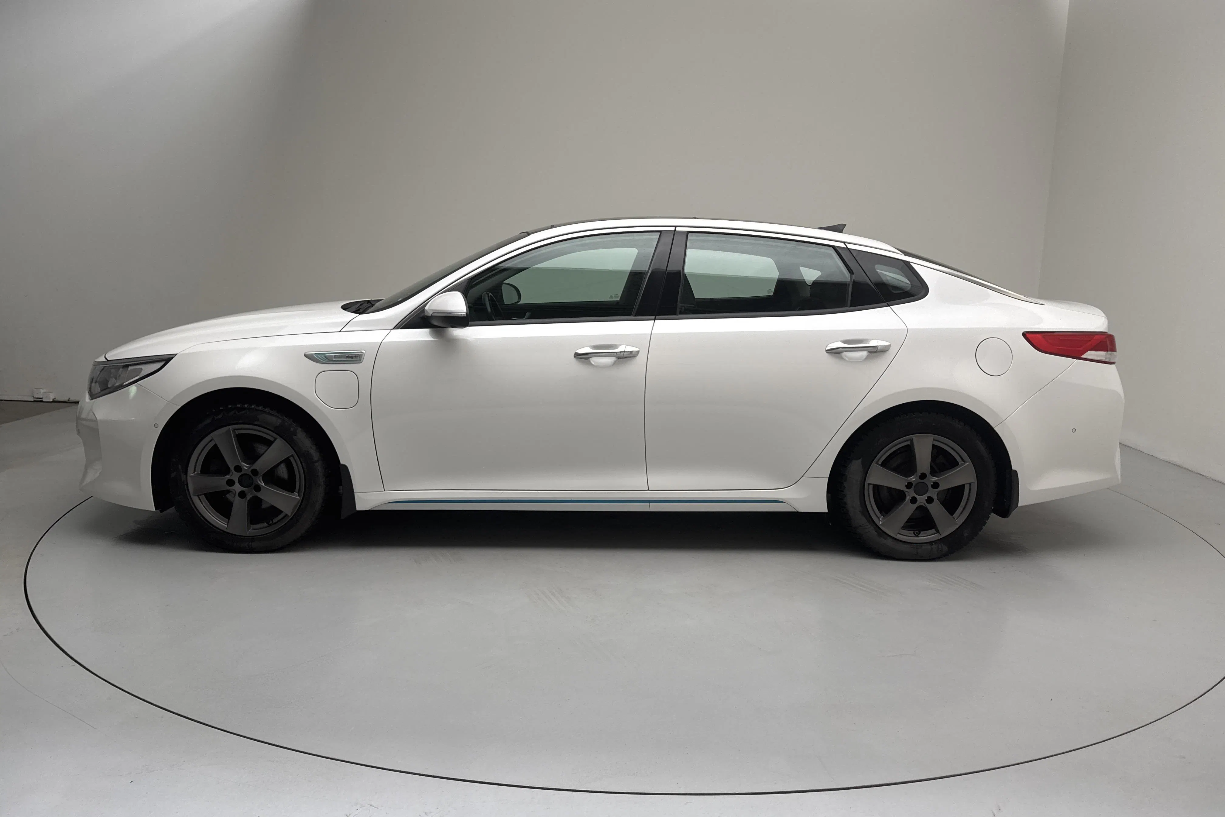Presentation photo 2 of 16: KIA Optima 2.0 GDi Plug-in Hybrid (205hk) - 136 440 km - Automatic - white - 2017