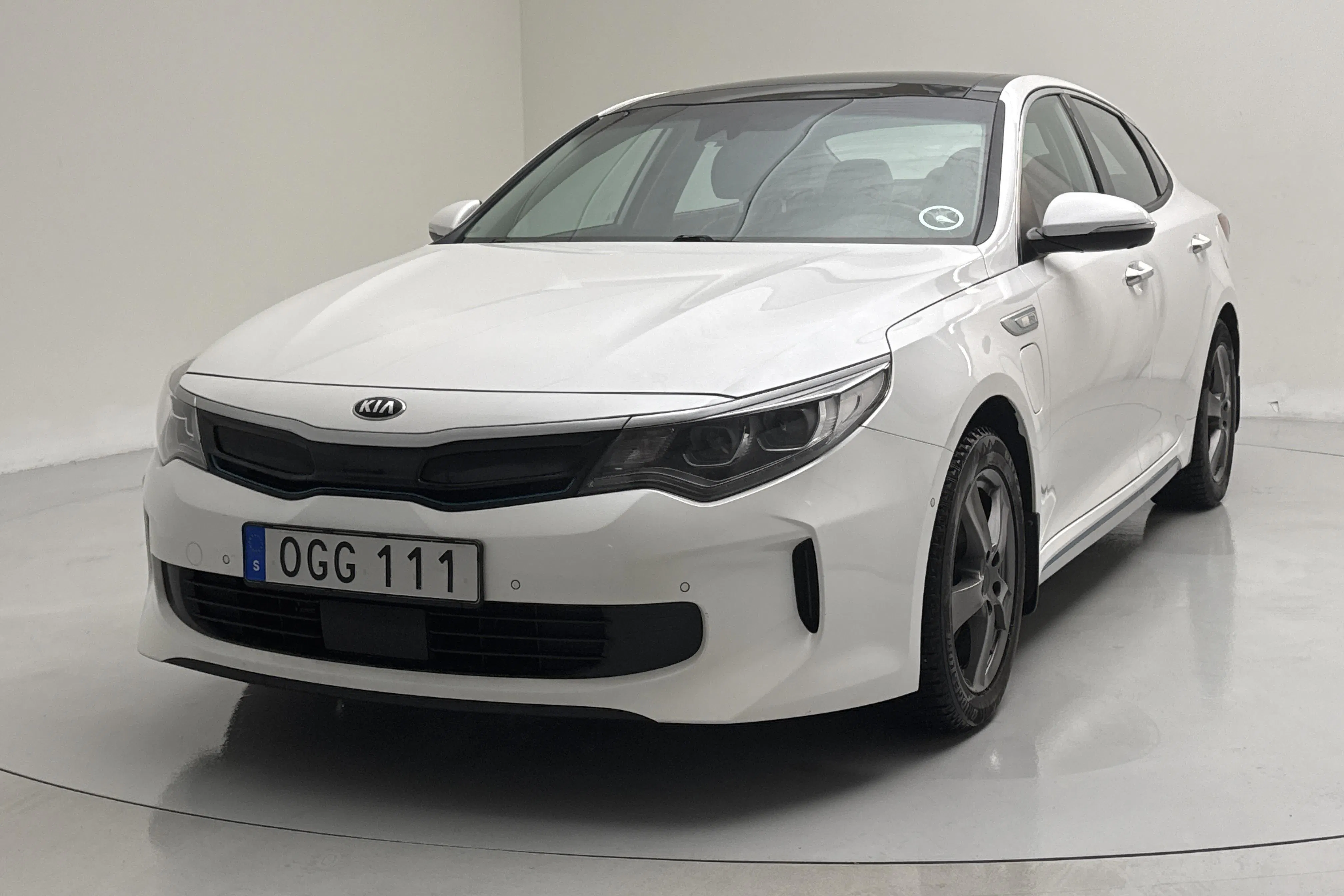 Presentation photo 1 of 16: KIA Optima 2.0 GDi Plug-in Hybrid (205hk) - 136 440 km - Automatic - white - 2017