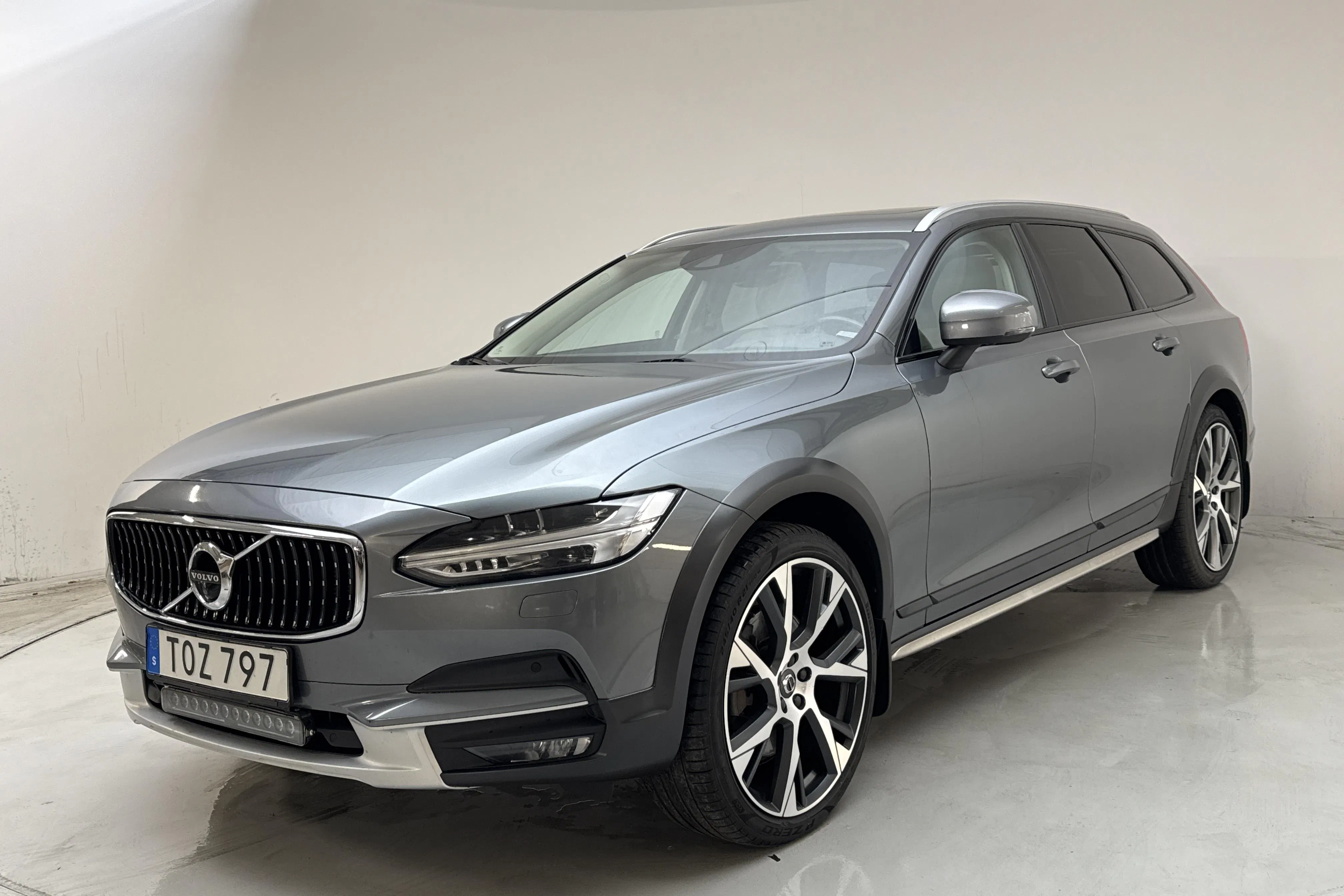 Presentationsfoto 1 av 18: Volvo V90 T5 Cross Country AWD (250hk) - 22 848 mil - Automat - grå - 2019