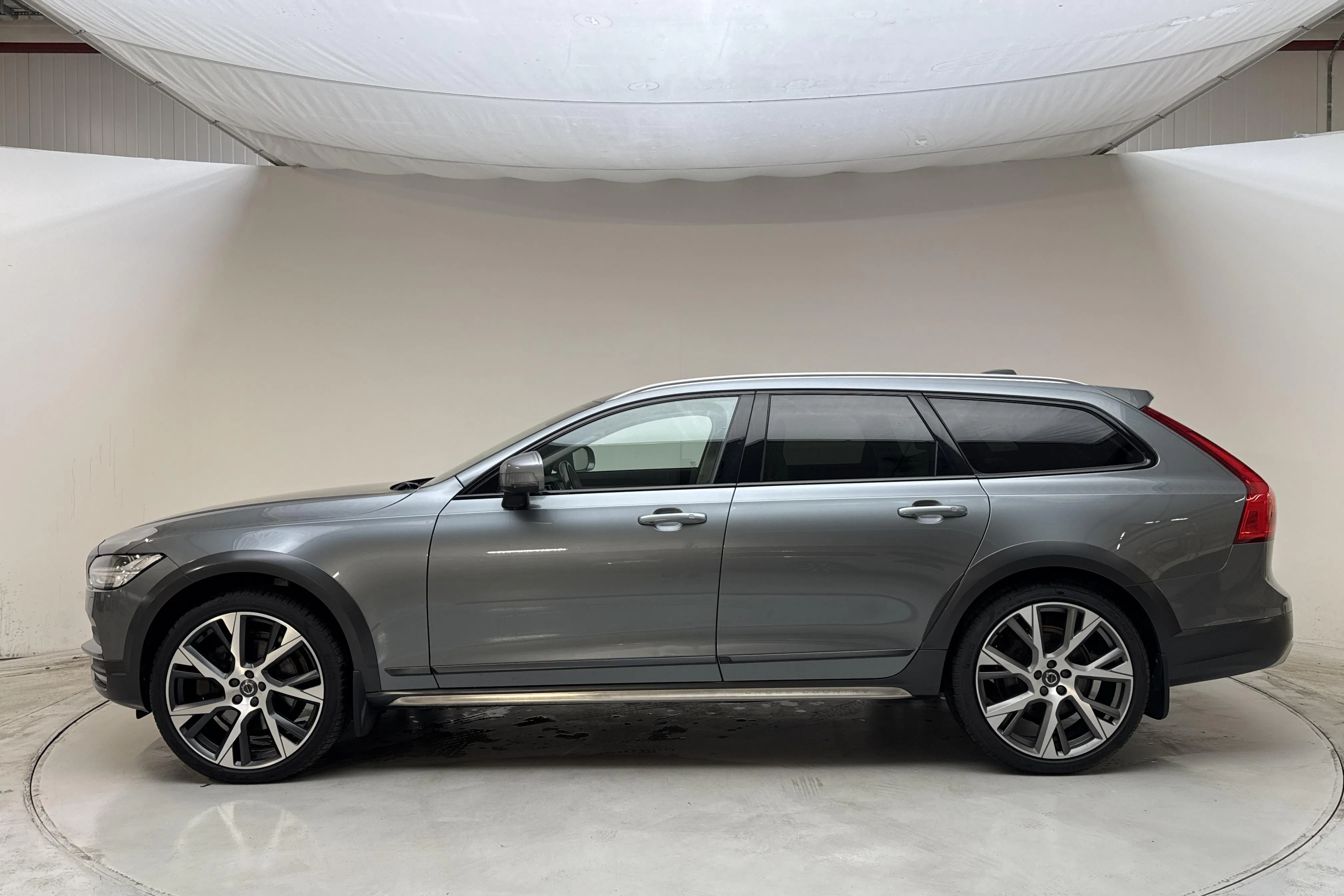 Presentationsfoto 2 av 18: Volvo V90 T5 Cross Country AWD (250hk) - 22 848 mil - Automat - grå - 2019