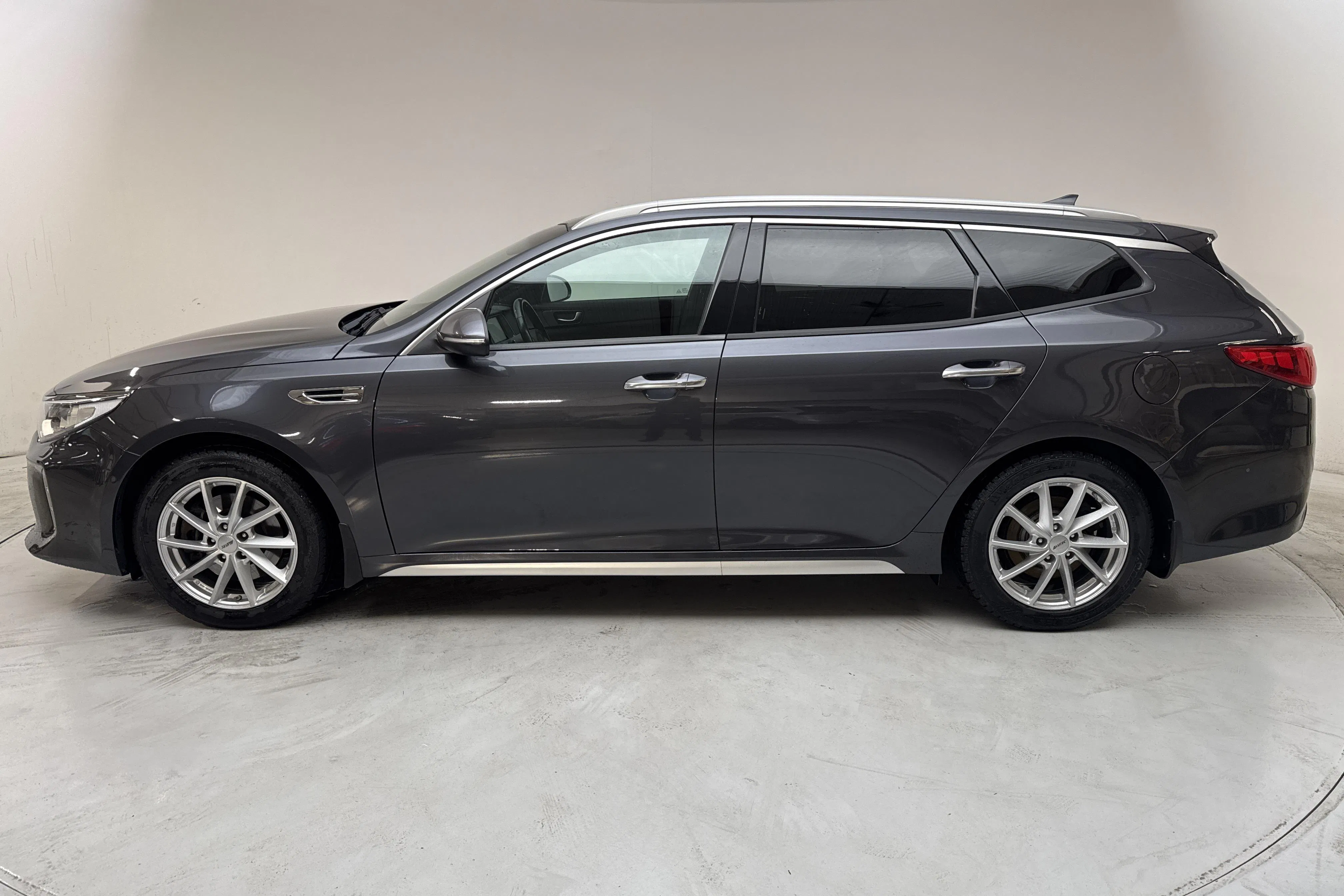 Presentationsfoto 2 av 14: KIA Optima 1.7 CRDi SW (141hk) - 16 454 mil - Automat - grå - 2017