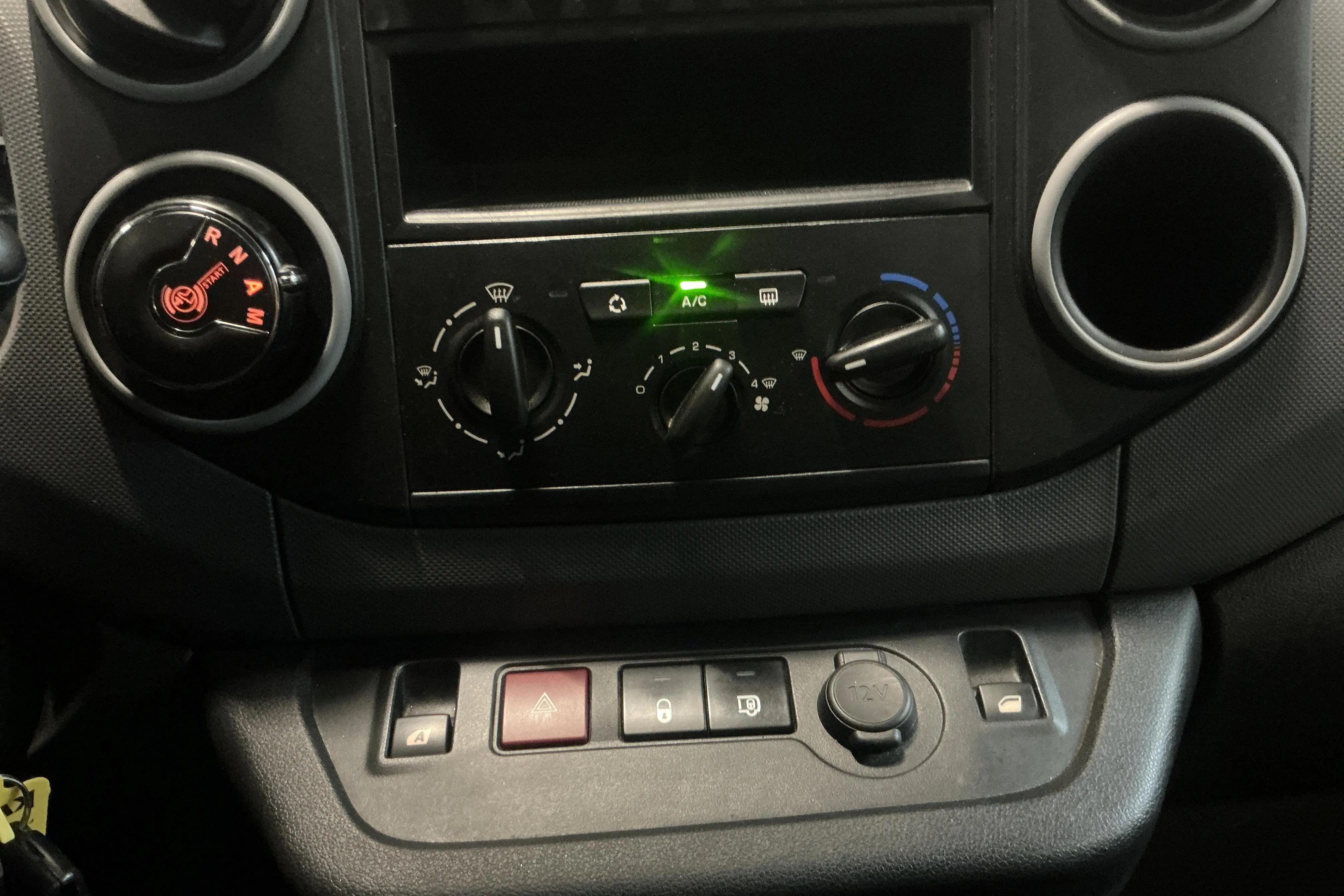 Presentation photo 14 of 14: Citroën Berlingo III 1.6 HDi Skåp (90hk) - 145 280 km - Automatic - red - 2012