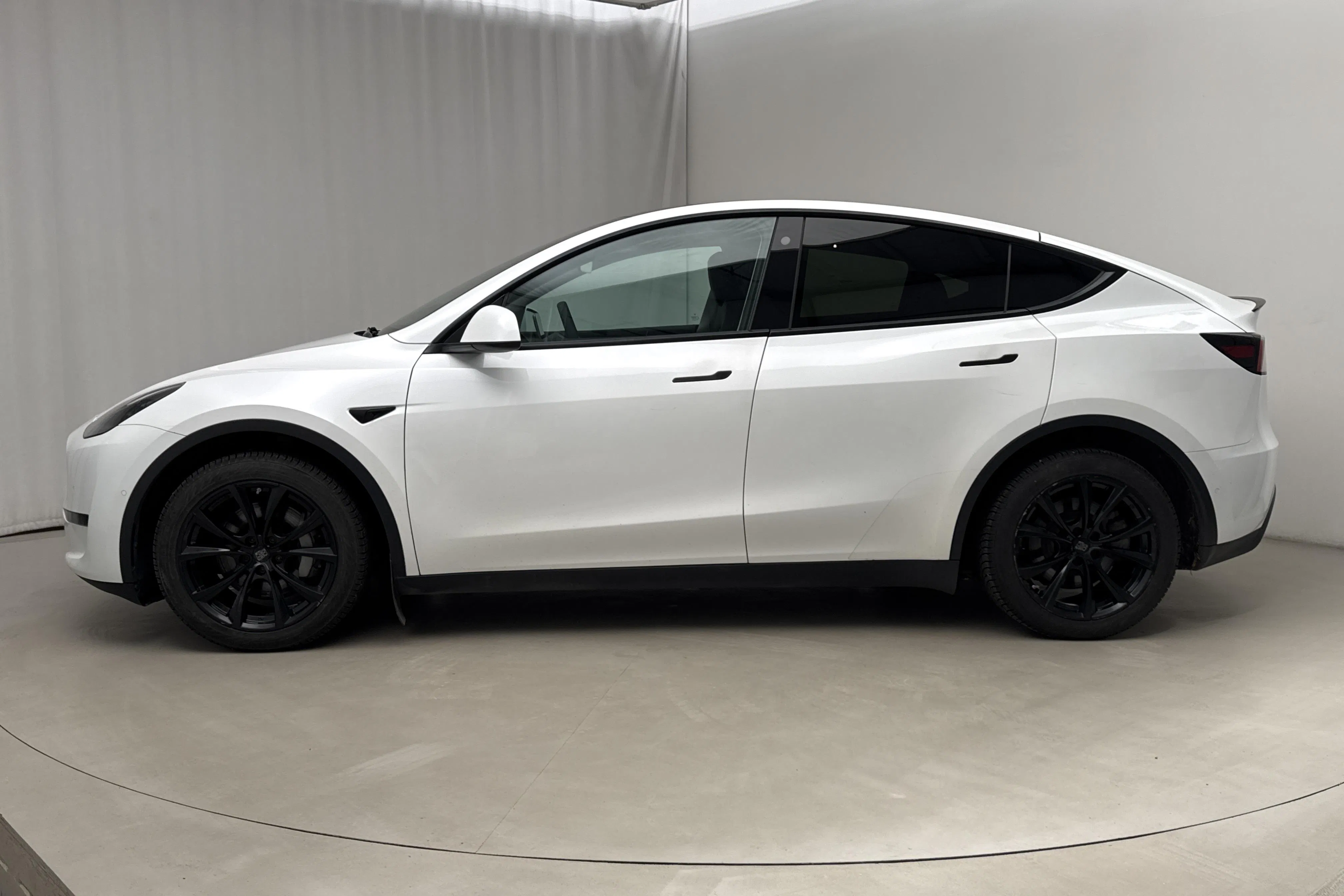 Presentationsfoto 2 av 24: Tesla Model Y Long Range Dual Motor AWD - 18 203 mil - Automat - vit - 2022
