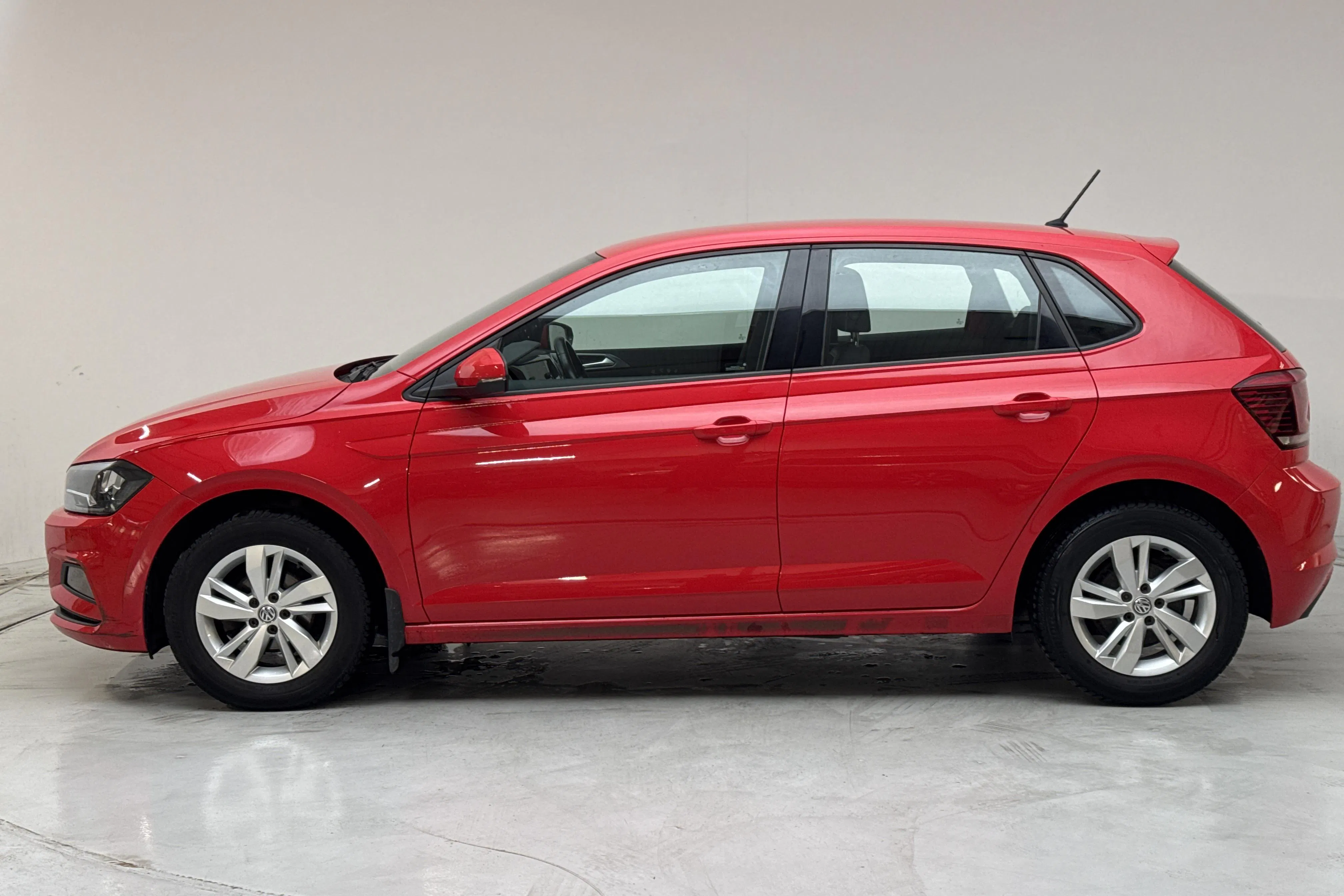 Presentationsfoto 2 av 12: VW Polo 1.0 TSI 5dr (95hk) - 6 724 mil - Automat - röd - 2019