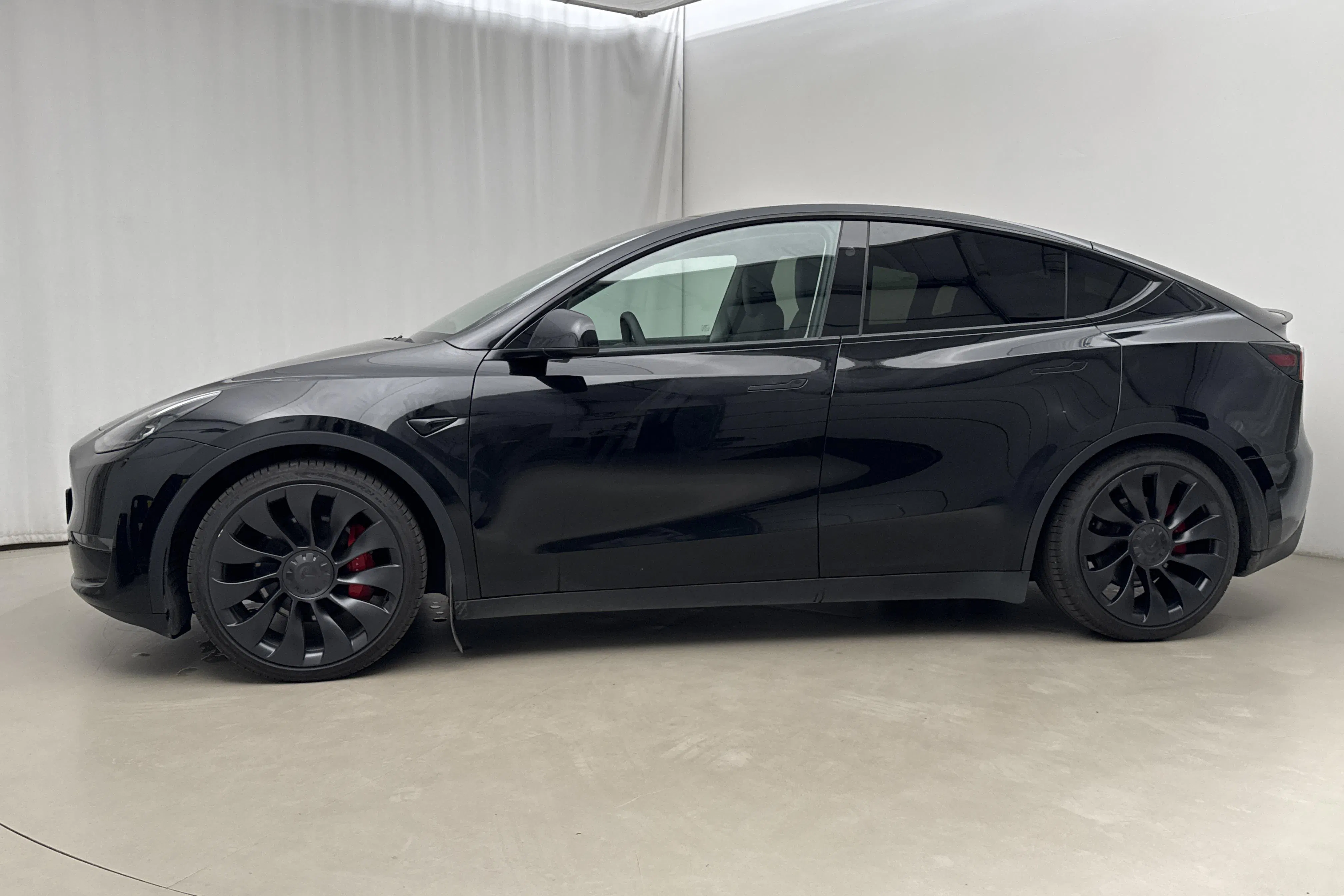 Presentationsfoto 2 av 27: Tesla Model Y Performance Dual Motor AWD - 4 640 mil - Automat - svart - 2025
