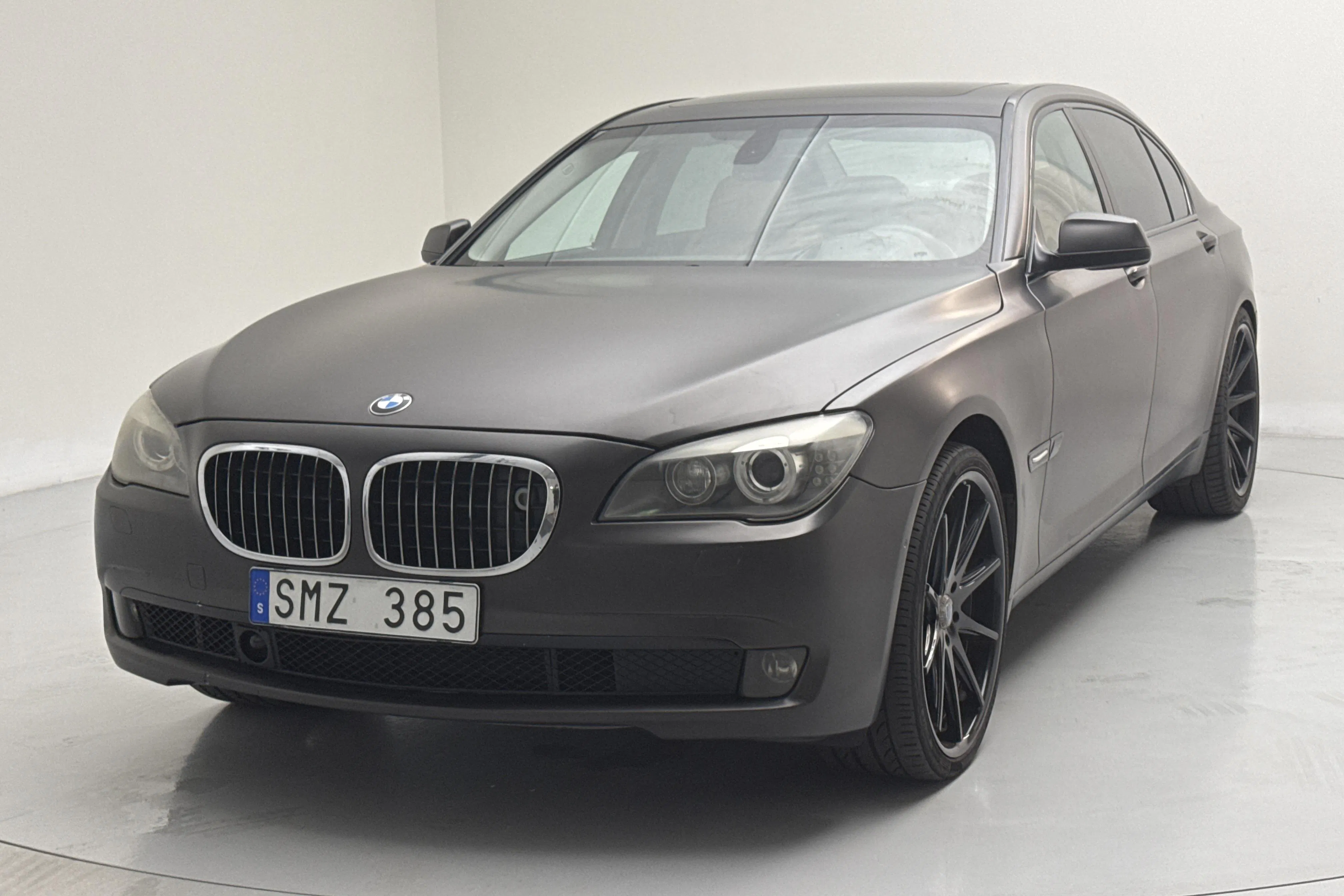 Presentationsfoto 1 av 14: BMW 740i Sedan, F01 (326hk) - 19 909 mil - Automat - svart - 2009