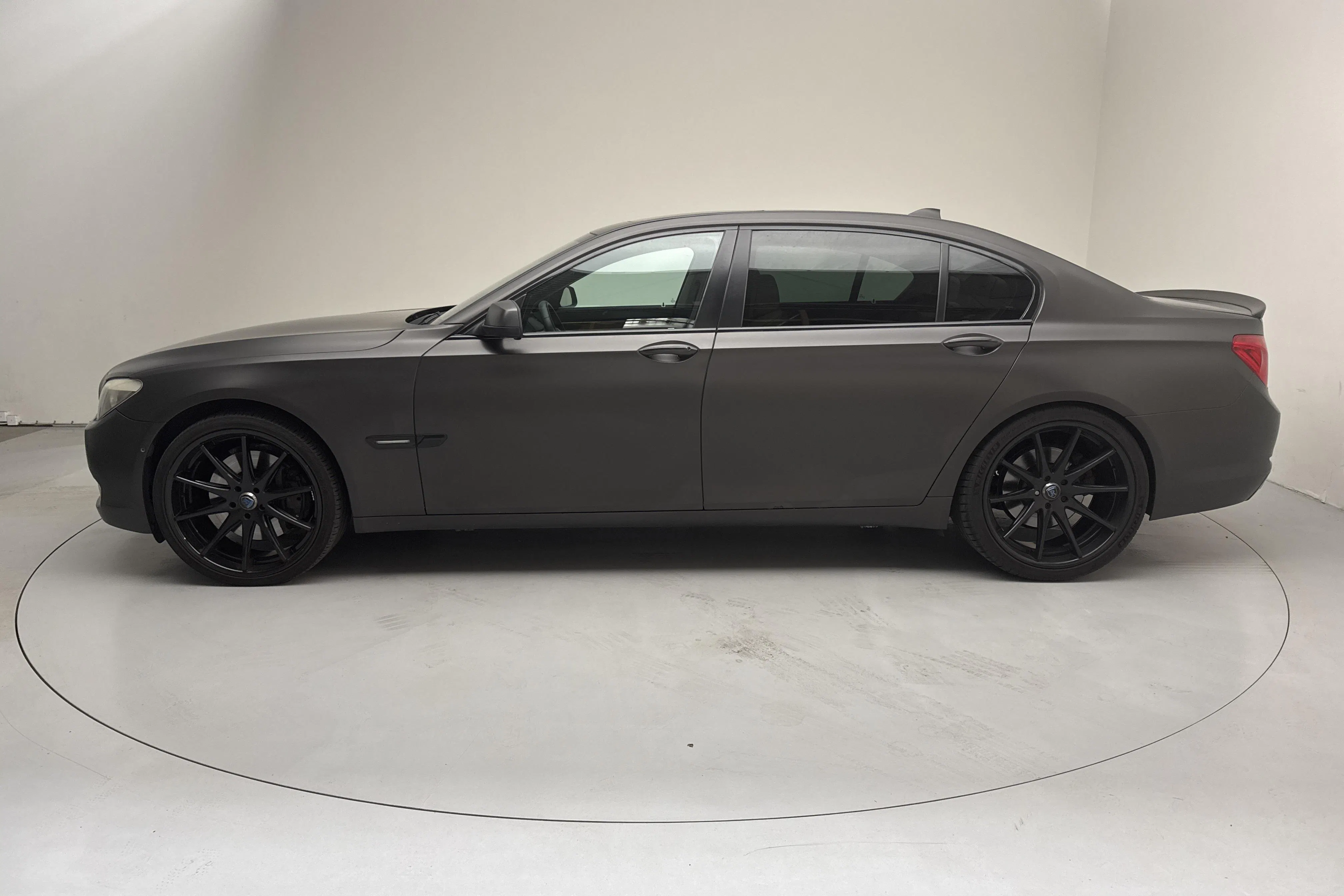 Presentationsfoto 2 av 14: BMW 740i Sedan, F01 (326hk) - 19 909 mil - Automat - svart - 2009