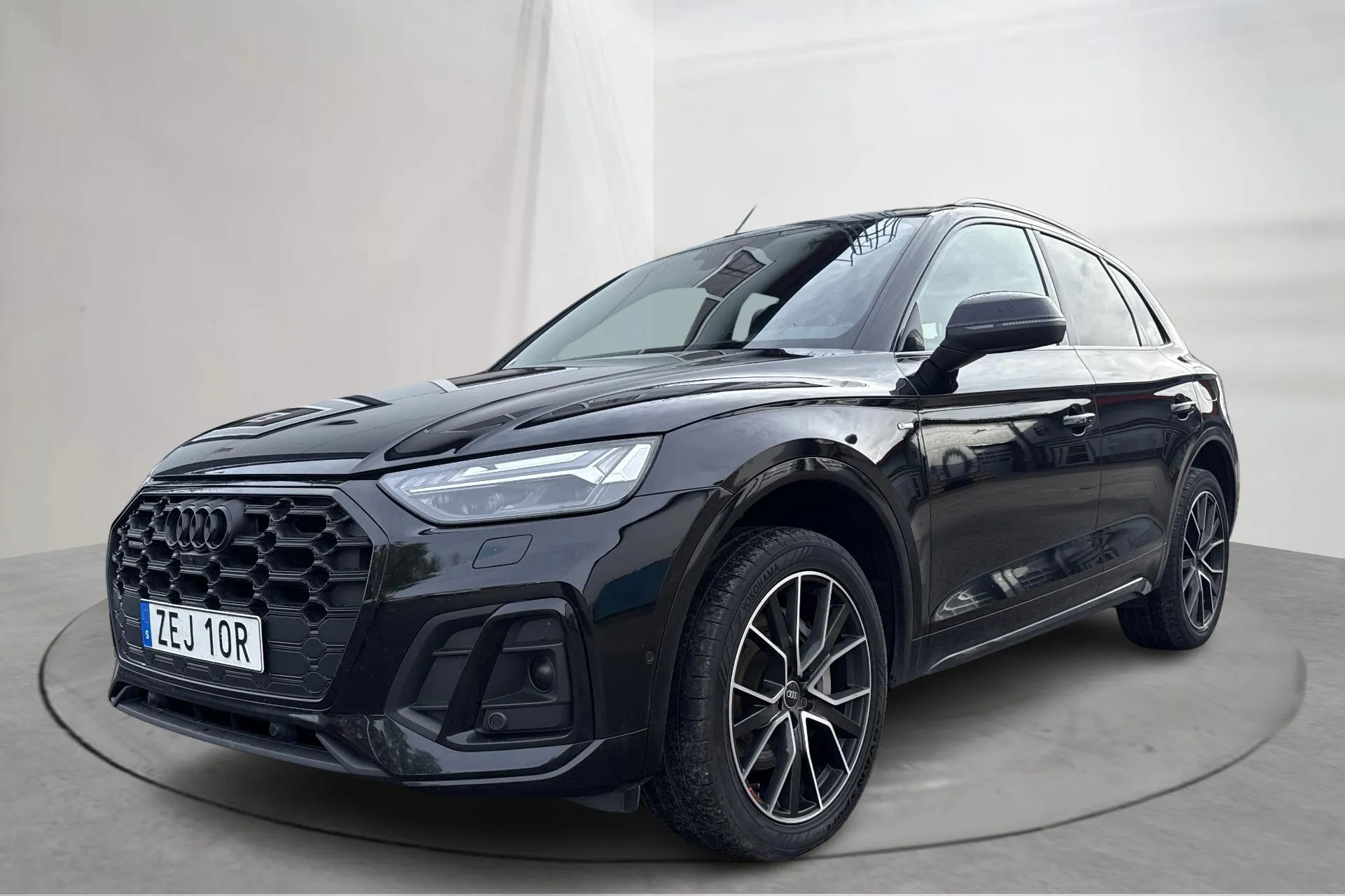 Presentationsfoto 1 av 21: Audi Q5 55 TFSI e quattro (367hk) - 17 068 mil - Automat - svart - 2021