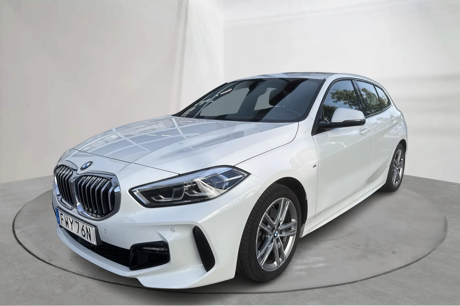 Presentation photo 1 of 13: BMW 118i 5dr, F40 (136hk) - 61 070 km - Manual - white - 2021
