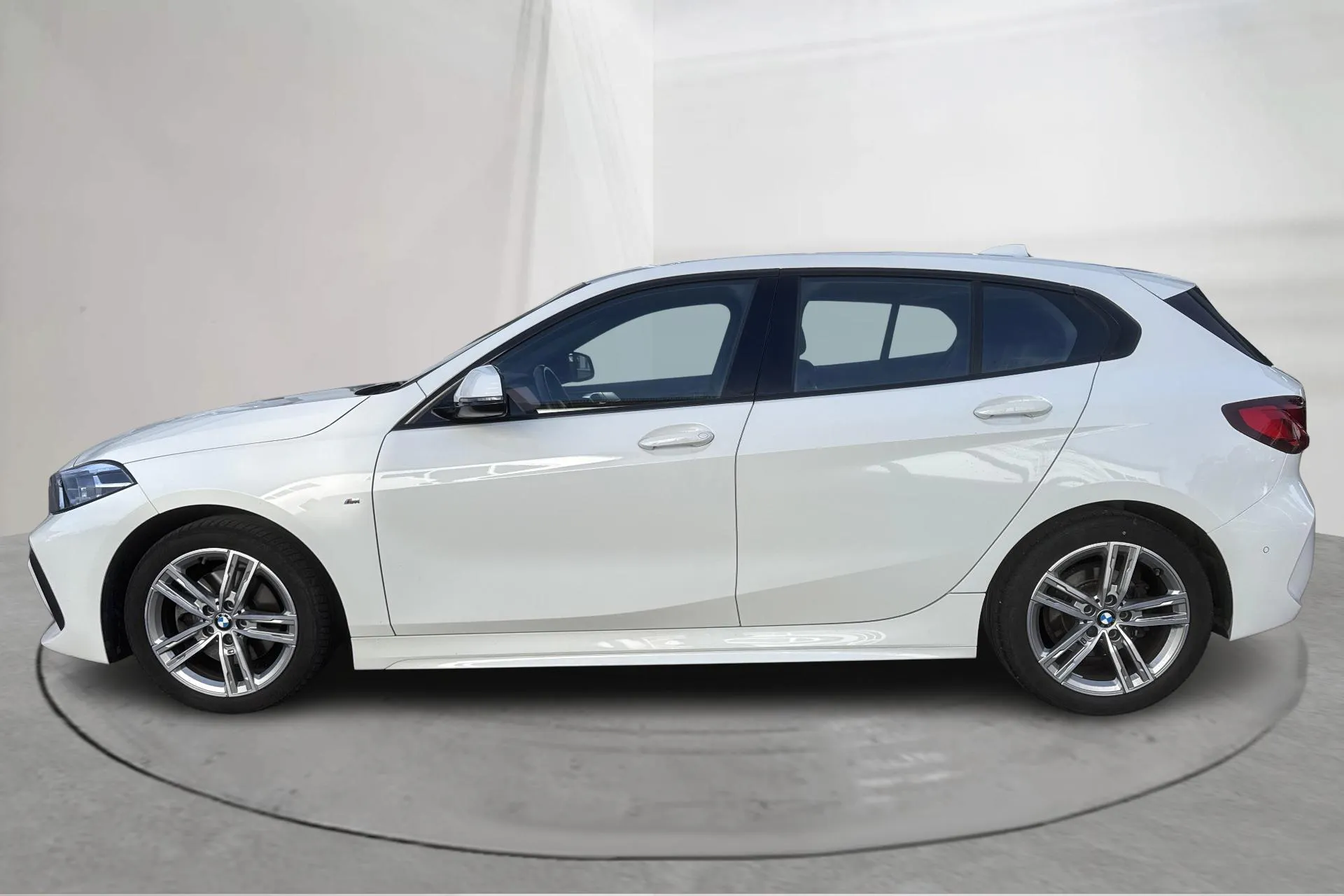 Presentation photo 2 of 13: BMW 118i 5dr, F40 (136hk) - 61 070 km - Manual - white - 2021