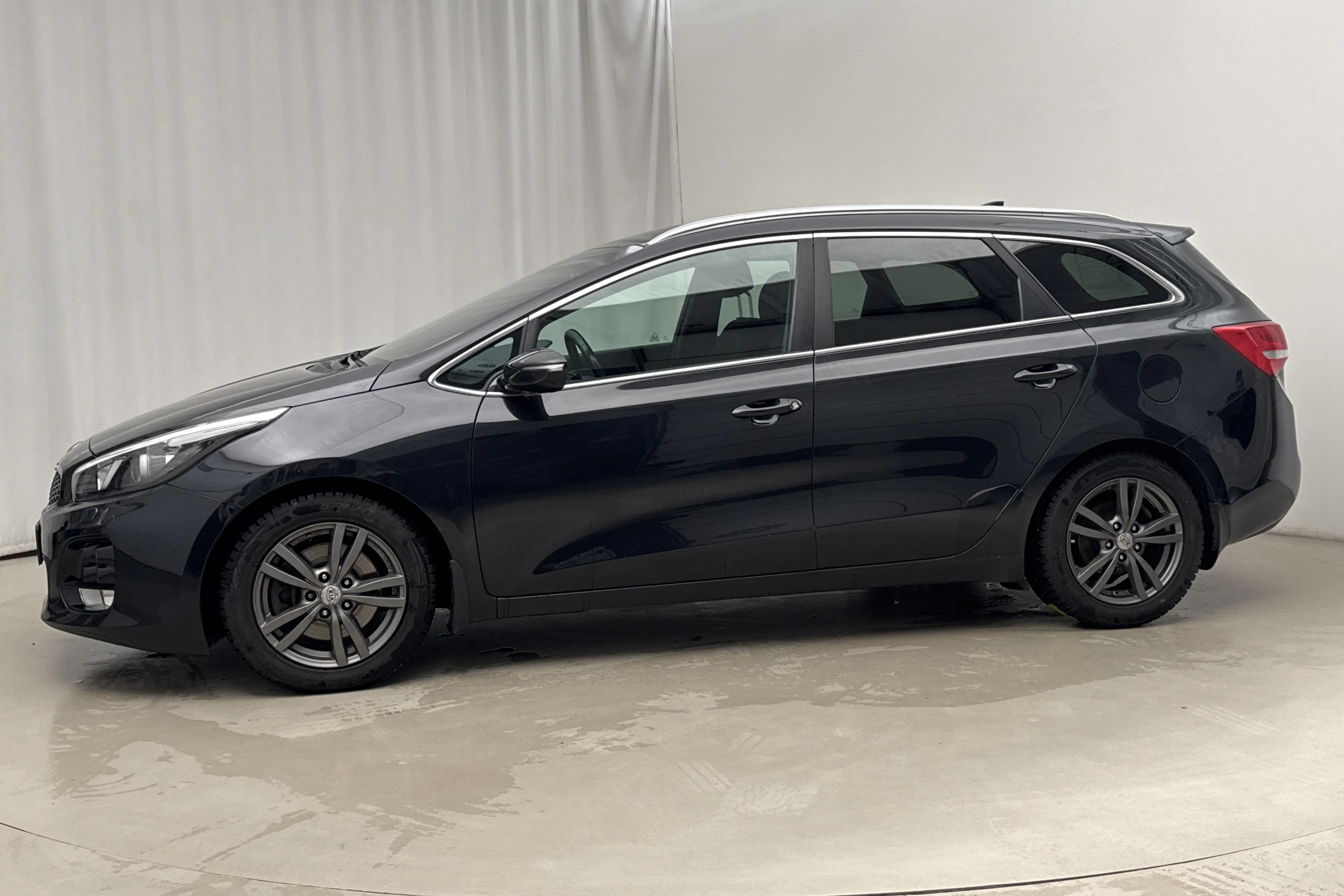 Presentationsfoto 2 av 18: KIA Cee'd 1.6 SW (135hk) - 14 773 mil - Automat - svart - 2018