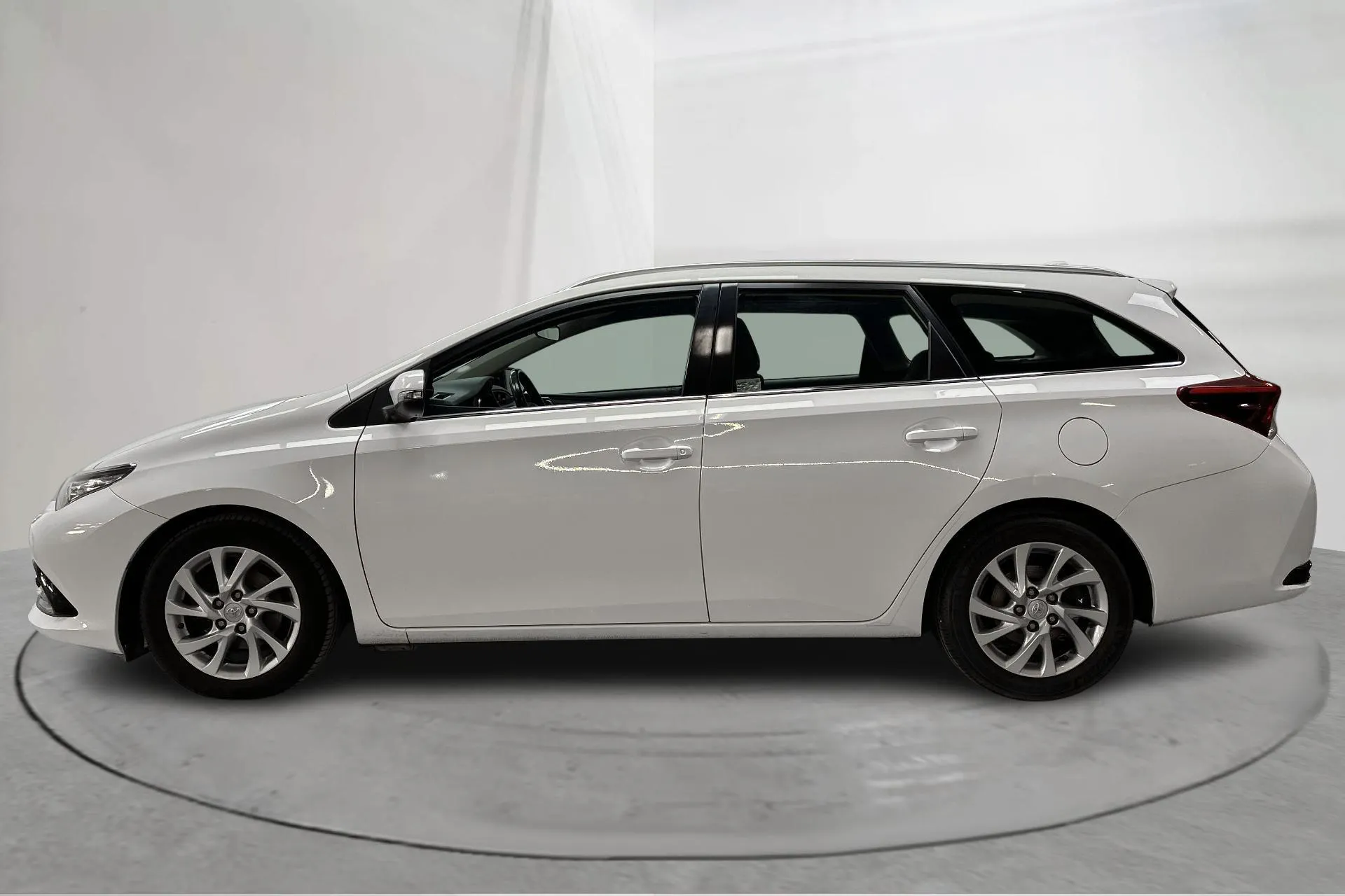 Presentation photo 2 of 15: Toyota Auris 1.6 D-4D Touring Sports (112hk) - 199 490 km - Manual - white - 2017