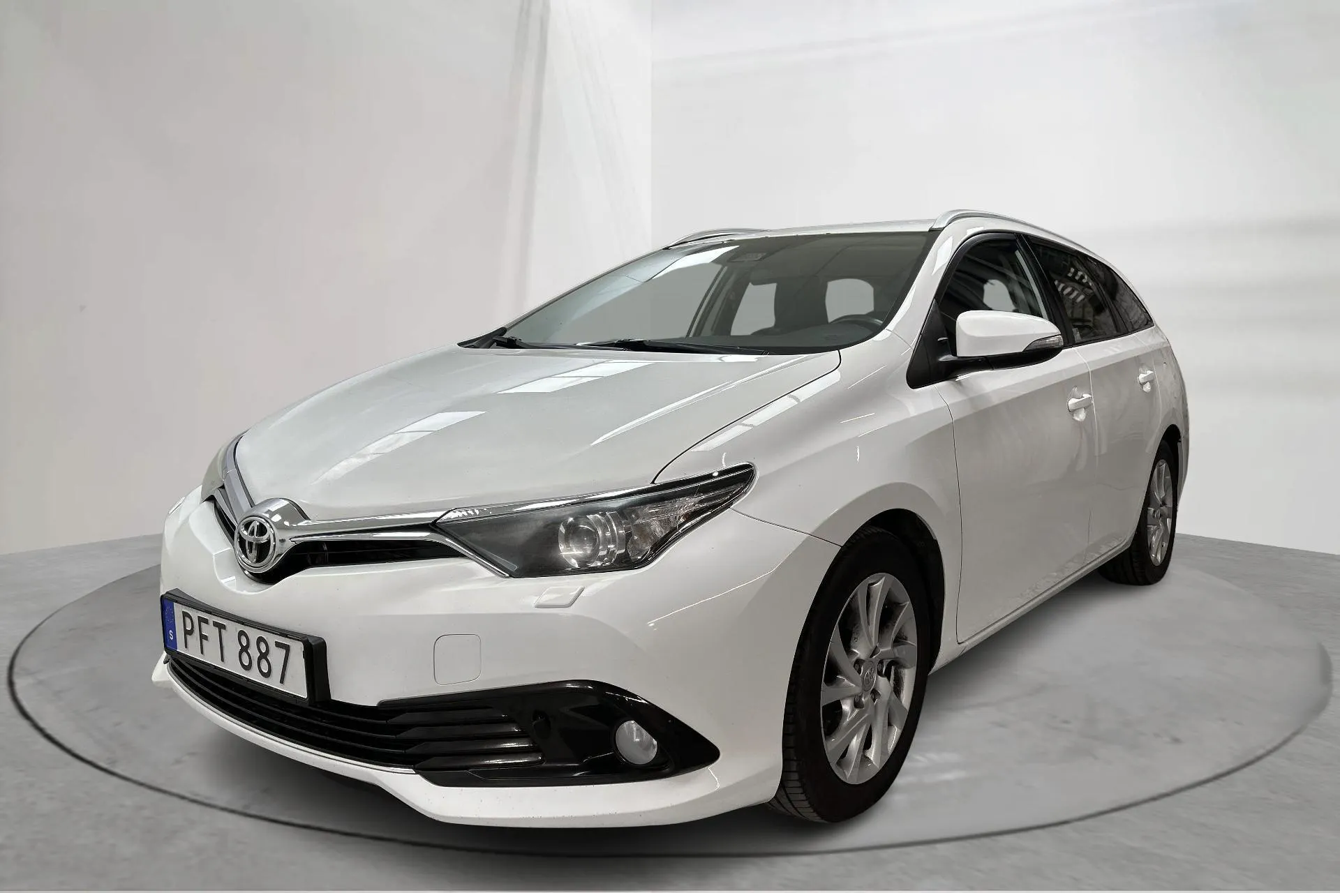 Presentation photo 1 of 15: Toyota Auris 1.6 D-4D Touring Sports (112hk) - 199 490 km - Manual - white - 2017
