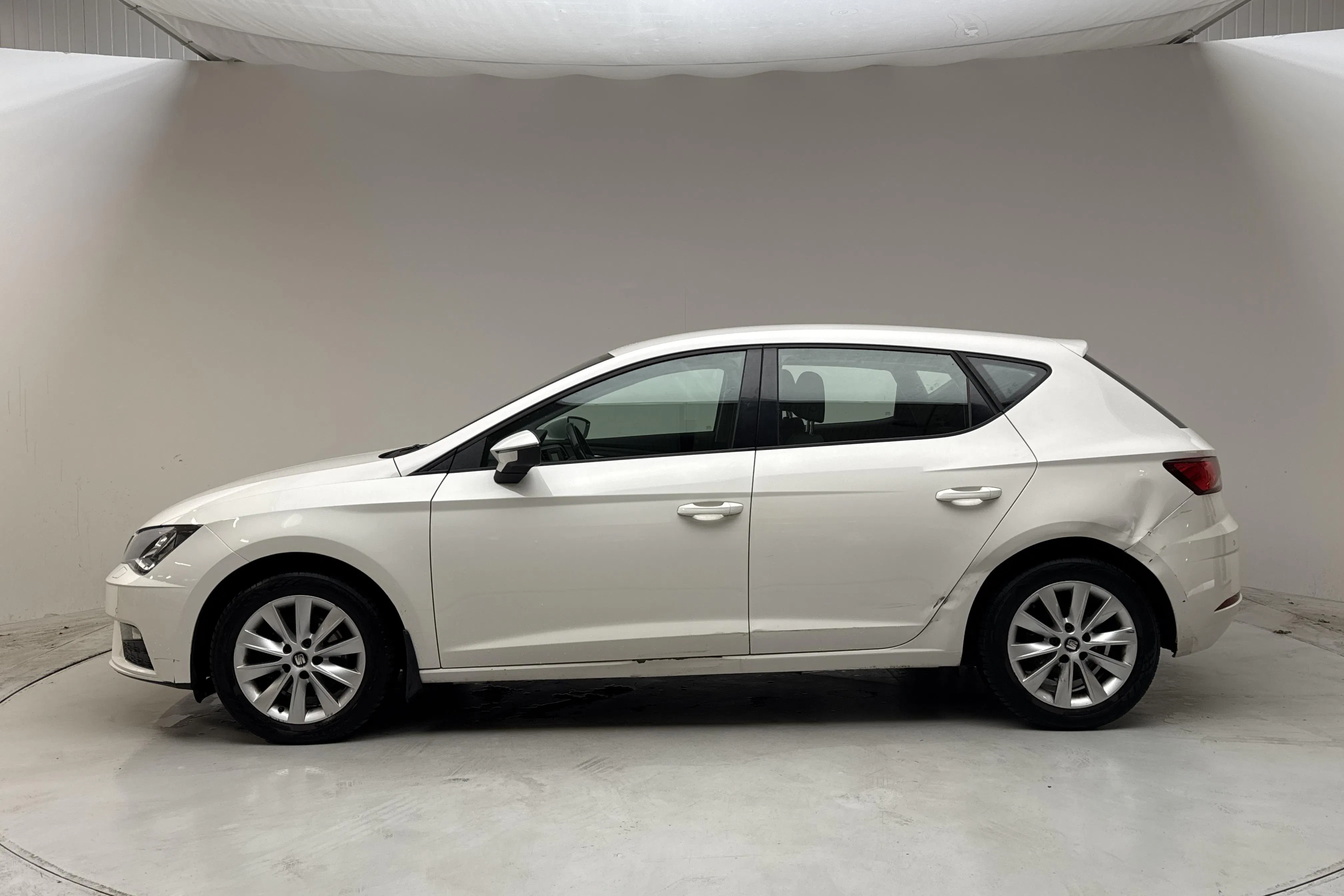 Presentation photo 2 of 12: Seat Leon 1.5 TGI 5dr (130hk) - 77 280 km - Automatic - white - 2020