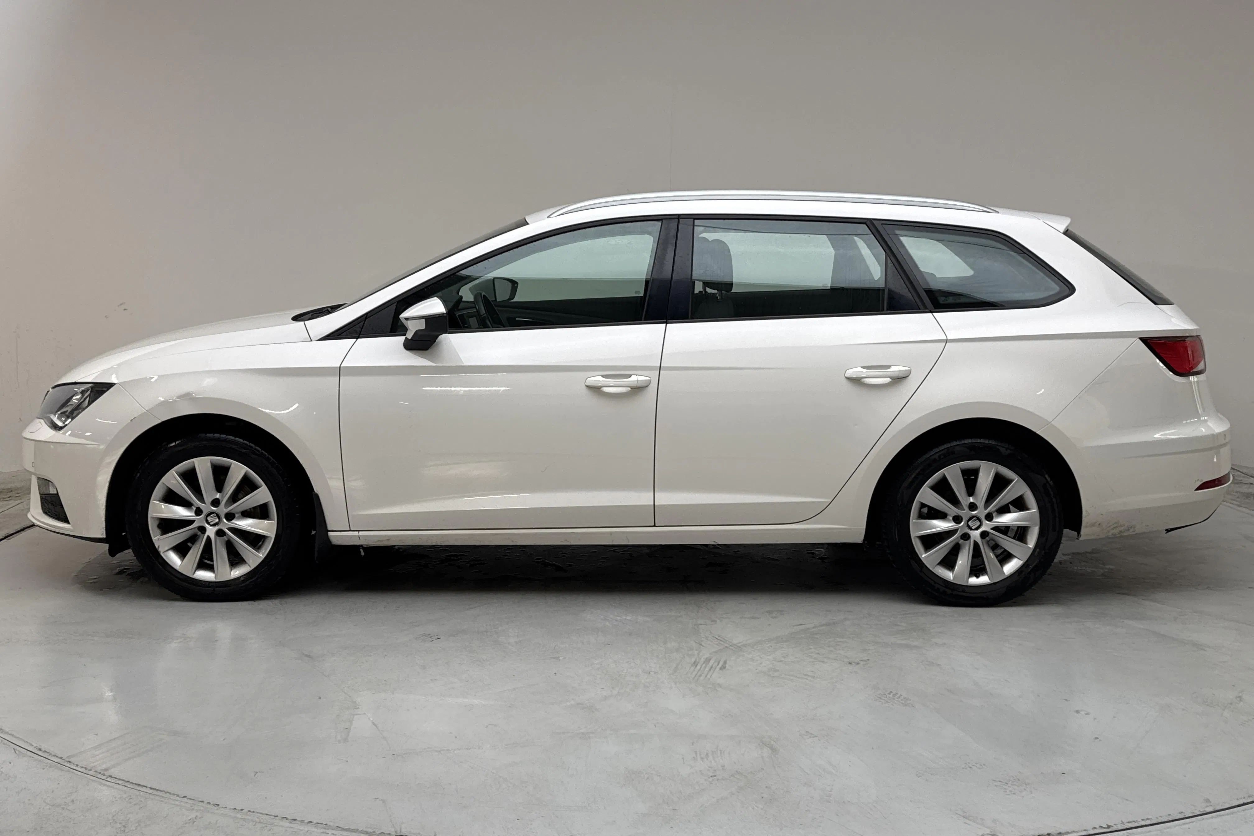 Presentationsfoto 2 av 12: Seat Leon 1.5 TGI ST (130hk) - 8 144 mil - Manuell - vit - 2019