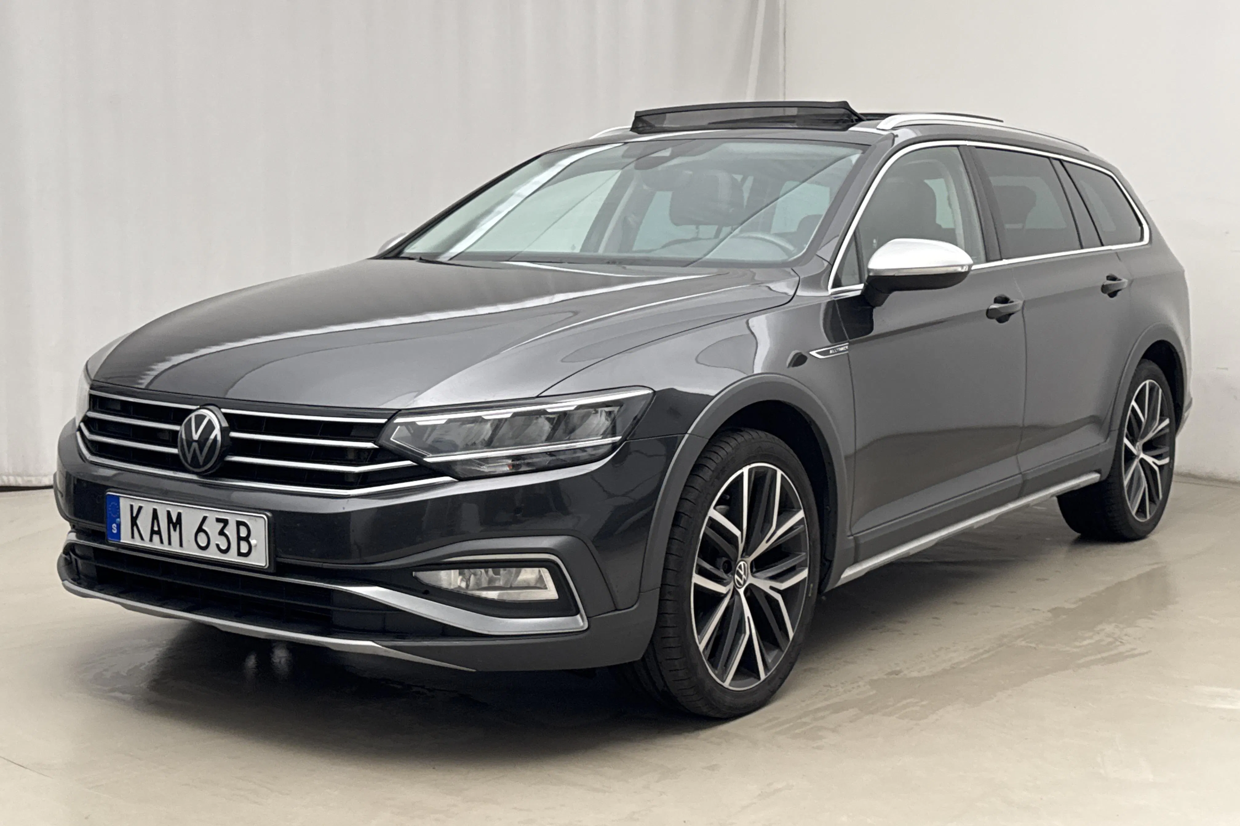 Presentation photo 1 of 28: VW Passat Alltrack 2.0 TDI Sportscombi 4Motion (200hk) - 136 660 km - Automatic - dark grey - 2024